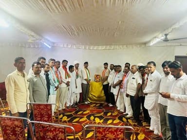 डॉ. श्यामा प्रसाद मुखर्जी की जयंती पर भाजपा कार्यकर्ताओं ने दी श्रद्धांजलि, 'एक पेड़ मां के नाम' अभियान में किया पौधारोपण
भारतीय जनता पार्टी ओसियां मंडल की ओर से ओसियां में भारतीय जनसंघ के संस्थापक डॉ. श्यामा प्रसाद मुखर्जी की 125वीं जयंती श्रद्धा एवं सम्मान के साथ मनाई गई। कार्यकर्ताओं ने उनके चित्र पर पुष्पांजलि अर्पित कर राष्ट्रहित में उनके प्रखर विचारों और आदर्शों को अपने जीवन में अपनाने का संकल्प लिया।
कार्यक्रम की अध्यक्षता मंडल अध्यक्ष मनोहर विश्नोई सामराऊ ने की। मुख्य अतिथि एवं मुख्य वक्ता एडवोकेट आकाशदीप सियोल ने डॉ. मुखर्जी के जीवन, राष्ट्रवादी विचारों और देश के प्रति उनके योगदान पर विस्तार से प्रकाश डालते हुए कार्यकर्ताओं से उनके आदर्शों पर चलने का आह्वान किया।
इस अवसर पर भाजपा ओसियां मंडल की मासिक बैठक भी आयोजित की गई, जिसमें संगठनात्मक गतिविधियों, आगामी कार्यक्रमों एवं जनसंपर्क अभियान को लेकर चर्चा की गई। वहीं, 'एक पेड़ मां के नाम' अभियान के तहत कार्यकर्ताओं ने पौधारोपण कर पर्यावरण संरक्षण का संदेश दिया।
कार्यक्रम में पदमसिंह, दिलीप सोनी, अमरचंद श्रीमाली, मोहनसिंह, सुनील लाहोटी, धर्माराम मेघवाल, बजरंग जोशी, भागीरथ ईशरवाल, श्याम सियाग, अनोप सिंह, विक्रम सिंह, एडवोकेट जीतू पंचारिया, पेपाराम जाखड़, अशोक ईशरवाल, माधाराम सारण सहित बड़ी संख्या में भाजपा पदाधिकारी एवं कार्यकर्ता उपस्थित रहे।