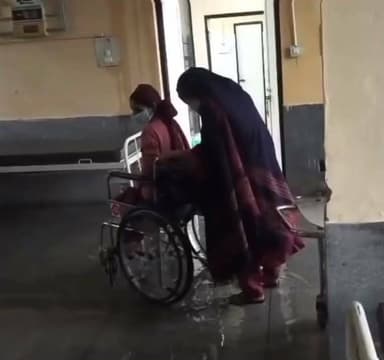टांडा अस्पताल, बरसात में वार्डों में भर रहा पानी, जिम्मेदार कौन? टीबी वॉर्ड बना swimming पूल मरीज पानी में चलने को मजबूर, ज़बाब दही किसकी?
#himachalpradesh #kangra #nagrotabagwan #tanda #hospital #tuberculosis