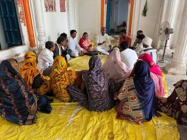 भाजपा मंडल सूर्यपुरा की बैठक में संगठन विस्तार और बूथ सशक्तीकरण पर जोर
सूर्यपुरा। भारतीय जनता पार्टी मंडल सूर्यपुरा की मंडल कार्यसमिति की बैठक आयोजित की गई। बैठक की अध्यक्षता मंडल अध्यक्ष प्रदीप कुशवाहा ने की। बैठक में बिहार प्रदेश से आए मन की बात के सह-प्रभारी जयंत सिंह ने कार्यकर्ताओं को संबोधित करते हुए कहा कि भाजपा की ताकत उसके समर्पित कार्यकर्ता और मजबूत बूथ संगठन हैं। उन्होंने कहा कि प्रत्येक कार्यकर्ता बूथ स्तर तक सक्रिय रहकर केंद्र और राज्य सरकार की जनकल्याणकारी योजनाओं की जानकारी आम लोगों तक पहुंचाएं तथा अधिक से अधिक लोगों को पार्टी से जोड़ने का कार्य करें। उन्होंने कहा कि आगामी कार्यक्रमों को सफल बनाने के लिए सभी कार्यकर्ता पूरी निष्ठा और जिम्मेदारी के साथ काम करें। बूथ समितियों को और अधिक सक्रिय करने, नए सदस्यों को जोड़ने तथा संगठन को गांव-गांव तक मजबूत बनाने पर विशेष बल दिया गया। बैठक में केंद्र एवं राज्य सरकार की विभिन्न योजनाओं के प्रभावी क्रियान्वयन और उनके प्रचार-प्रसार पर भी विस्तार से चर्चा हुई।
बैठक में जिला रोजगार कल्याण समिति सदस्य मालती कुशवाहा, दिनारा विधानसभा मन की बात कार्यक्रम संयोजक एवं मंडल महामंत्री विकास कुशवाहा, राज्य परिषद सदस्य सुनील गुप्ता, संजीव कुमार, अभिषेक सिंह, नीरज सिंह, पुनीत कुशवाहा राकेश मुनीब पासवान सहित मंडल के अनेक पदाधिकारी एवं कार्यकर्ता उपस्थित रहे। सभी कार्यकर्ताओं ने संगठन को और अधिक मजबूत बनाने तथा बूथ स्तर पर पार्टी की गतिविधियों को गति देने का संकल्प लिया।