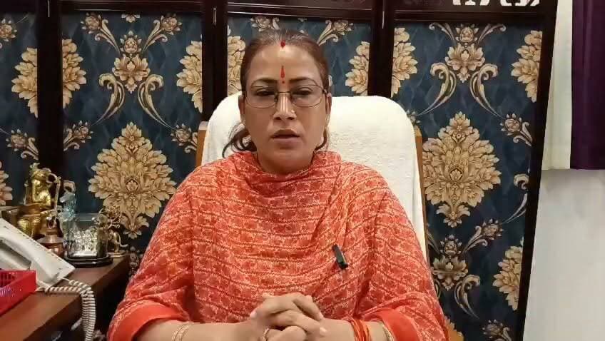 कोरोना महामारी में अपने माता-पिता को खो चुके बच्चों के सुरक्षित भविष्य के लिए उत्तराखंड सरकार का एक और बड़ा कदम!
महिला सशक्तिकरण एवं बाल विकास मंत्री श्रीमती रेखा आर्या जी (Rekha Arya)ने मुख्यमंत्री वात्सल्य योजना के तहत अप्रैल, मई और जून 2026 की त्रैमासिक सहायता राशि सीधे लाभार्थियों के बैंक खातों में डीबीटी (DBT) के माध्यम से ट्रांसफर की है।
📌 मुख्य बातें:
💰 कुल ₹4 करोड़ 39 लाख से अधिक की धनराशि जारी।
🧑ैंड करीब 4,900 अनाथ बच्चों को मिला सीधा लाभ।
👶 योजना के तहत हर महीने दी जाती है ₹3,000 की आर्थिक सहायता।
सरकार का संकल्प है कि संसाधनों के अभाव में किसी भी बच्चे की पढ़ाई-लिखाई और पालन-पोषण में रुकावट न आए। 🎓🏡
#Uttarakhand #VatsalyaYojana #Dehradun #PushkarSinghDhami #RekhaArya #ChildWelfare #GovernmentSchemes #SocialWelfare #UttarakhandGovernment #DBT
Uttarakhand DIPR