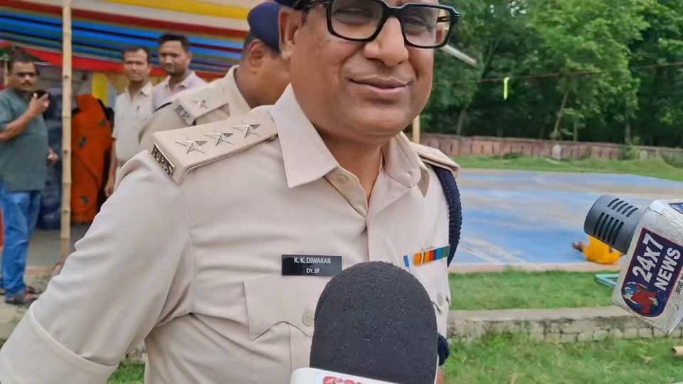 "मुख्यमंत्री द्वारा निर्धारित सहयोग शिविर में पहुंचे समस्तीपुर हेडक्वार्टर DSP ने जनता से कही बड़ी बात! आखिर क्या कहा, जो हर नागरिक के लिए जानना जरूरी है? पूरी जानकारी देखें।"
#Samastipur #DSP #SahyogShivir #BiharNews #BreakingNews #CM #Police #PublicAwareness #LatestNews #HindiNews #ViralNews #SamastipurNews