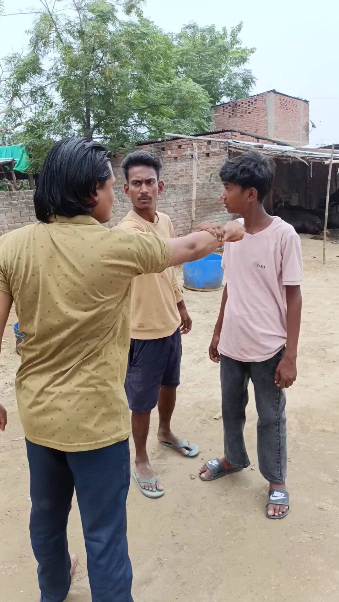 दो #दोस्तों के #बीच #लड़ाई #comedy #funny #trending #viral #funnymoment #funnyreel #memes #fun #entertainment