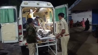 🚨 तिलक समारोह में शामिल होने निकले थे दो युवक, रास्ते में हुआ बड़ा हादसा! 😨
अमरपुर थाना क्षेत्र के चपरी मोड़ के समीप देर रात बाइक दुर्घटना में दो युवक गंभीर रूप से घायल हो गए। दोनों रिश्तेदार के तिलक समारोह में शामिल होने जा रहे थे, लेकिन रास्ते में उनकी बाइक हादसे का शिकार हो गई।
घायलों की पहचान सोमन दास और बिट्टू दास (भदरार गांव) के रूप में हुई है। दोनों को अमरपुर रेफरल अस्पताल में भर्ती कराया गया, जहां से गंभीर हालत में बेहतर इलाज के लिए रेफर कर दिया गया।
#Amarpur #BankaNews #RoadAccident #BikeAccident #BreakingNews #BiharNews #AmarpurNews #RoadSafety #LocalNews 🚑🛵⚠️
