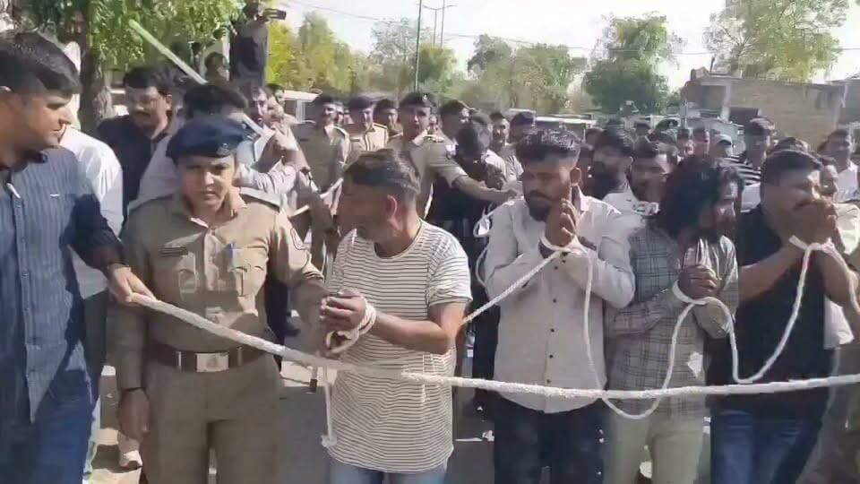 13 साल की मासूम से 32 दरिंदों ने की हैवानियत!
13 साल की एक मासूम बच्ची के साथ हुई घटना बेहद दर्दनाक और शर्मनाक है।
ऐसी घटनाएँ सिर्फ एक परिवार को नहीं, पूरे समाज को झकझोर देती हैं।
हम सबकी जिम्मेदारी है कि पीड़ित के साथ खड़े हों, अफवाहें न फैलाएँ और न्याय की मांग करें।
दोषियों को सख्त से सख्त सजा मिले और बच्चों की सुरक्षा के लिए ठोस कदम उठाए जाएँ।
#JusticeForChild #ChildSafety #StopCrime
#SriGanganagar #RajasthanCrime #JusticeForInnocent #shorts #reels #thechowkidaarnews #latestnewsfaridabad
#viral #news