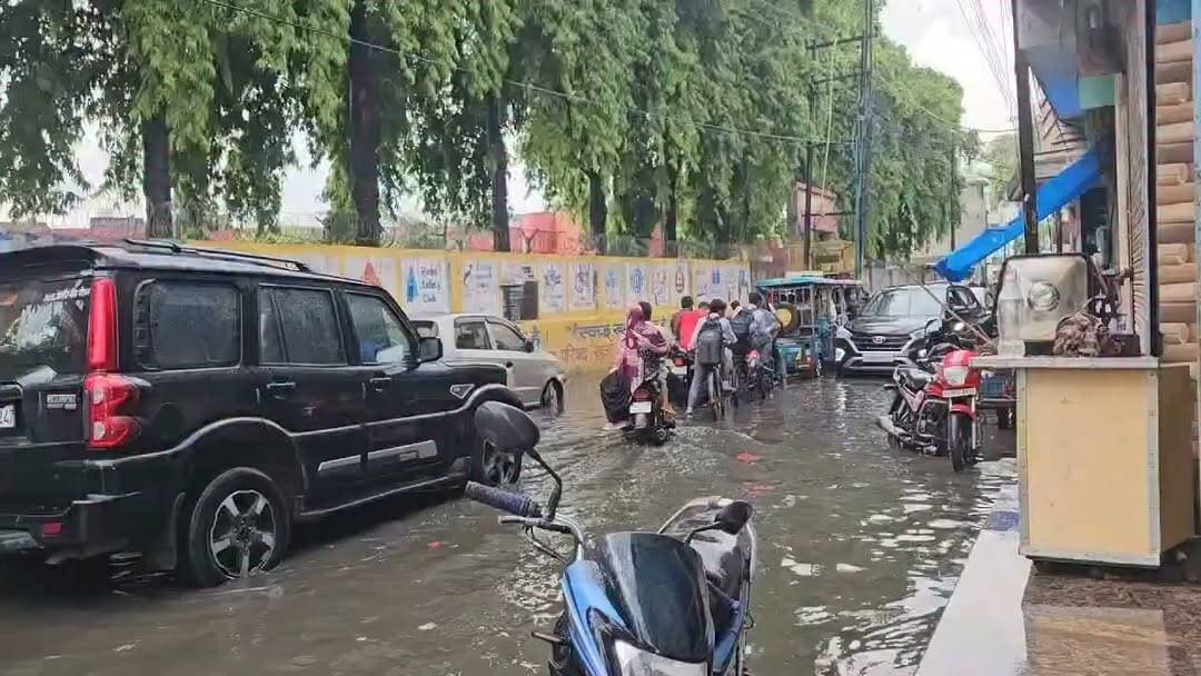 खुर्जा: मानसून की पहली बारिश में नगर पालिका के दावों की खुली पोल
मानसून की पहली ही बारिश में खुर्जा नगर पालिका के तमाम दावे खोखले साबित हो गए। नगर के कई इलाकों में जलभराव होने से लोगों को भारी परेशानियों का सामना करना पड़ा।
कॉलेज रोड पर पानी भर जाने से राहगीरों और छात्रों की आवाजाही प्रभावित रही। वहीं कबाड़ी बाज़ार, पदम सिंह गेट, डीसीएम रोड सहित कई अन्य क्षेत्रों में भी जलभराव की स्थिति देखने को मिली। स्थानीय लोगों का कहना है कि हर साल बारिश के दौरान यही हालात बनते हैं, लेकिन अब तक स्थायी समाधान नहीं हो सका है।
#Khurja #Bulandshahr #Monsoon #Rain #Waterlogging #KhurjaNews #UttarPradesh #BreakingNews #HeavyRain #Monsoon2026 #CollegeRoad #LocalNews #HindiNews #NewsUpdate #RainAlert