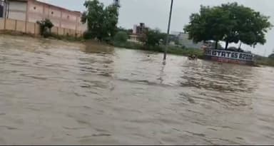 मंगलवार की बारिश में देखिए 130 मीटर रोड की बदहाल स्थिति।
ग्रेटर नोएडा प्राधिकरण के समीप स्थित 130 मीटर रोड पर बारिश के बाद भारी जलभराव देखने को मिला। सड़क पर जमा पानी के कारण वाहन चालकों और राहगीरों को काफी परेशानी का सामना करना पड़ा। एक बार फिर बारिश ने जल निकासी व्यवस्था की पोल खोल दी।
#GreaterNoida #130MeterRoad #Rain #Waterlogging #Monsoon #GreaterNoidaAuthority #TrafficUpdate #UPNews #NoidaNews #GroundReport #BreakingNews #ViralVideo #बारिश #जलभराव #ग्रेटरनोएडा #यूपीन्यूज #नोएडान्यूज #मॉनसून
