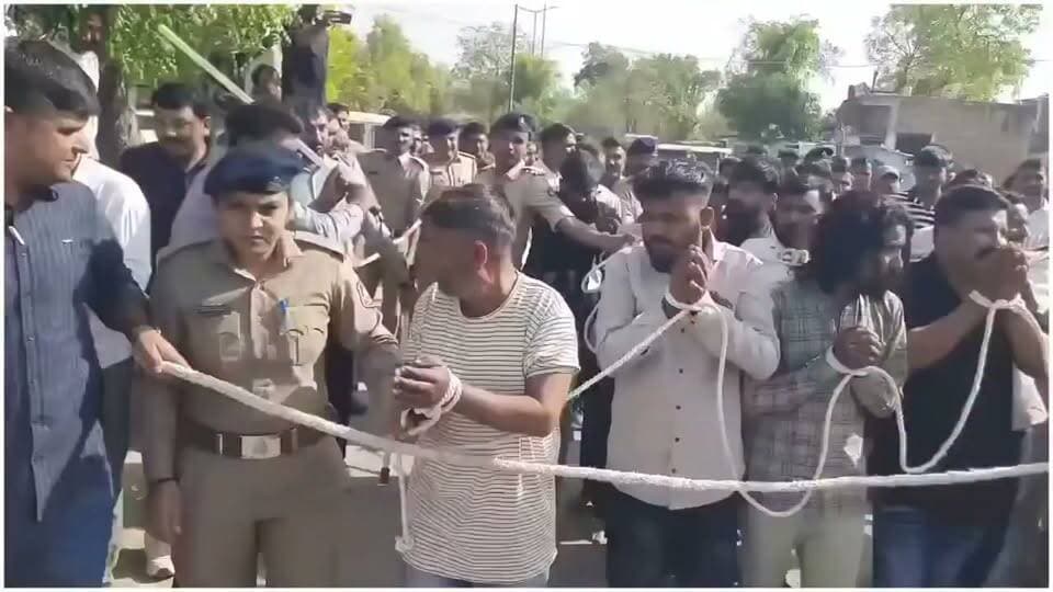 13 साल की मासूम के साथ हुई दरिंदगी ने इंसानियत को शर्मसार कर दिया।
13 साल की एक बच्ची के साथ हुई यह घटना बेहद दर्दनाक और निंदनीय है। ऐसी घटनाएं केवल एक परिवार नहीं, बल्कि पूरे समाज को झकझोर देती हैं।
दोषियों की निष्पक्ष और त्वरित जांच हो तथा कानून के अनुसार उन्हें कड़ी से कड़ी सजा मिले, ताकि भविष्य में कोई भी ऐसी घिनौनी हरकत करने की हिम्मत न कर सके।
बेटियों की सुरक्षा हम सभी की सामूहिक जिम्मेदारी है।
#Justice #ChildSafety #StopCrime #बेटी_बचाओ #न्यायाधीश