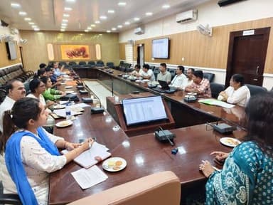 মৰিগাঁও জিলা আয়ুক্ত কাৰ্যালয়ৰ সন্মিলন কক্ষত জিলা আয়ুক্ত শ্ৰীমতী অনামিকা তেৱাৰী, ACS-ৰ সভাপতিত্বত এক পৰ্যালোচনা সভা অনুষ্ঠিত হয়।
সভাত জনস্বাস্থ্য কাৰিকৰী (PHE) বিভাগৰ কাৰ্যবাহী অভিযন্তা বাবুল বড়ো আৰু কনিষ্ঠ অভিযন্তা পাৰ্থ জ্যোতি নাথ উপস্থিত থাকে। সভাত অৱগত কৰা হয় যে জল জীৱন মিছন (JJM) আঁচনিৰ অধীনত জিলাখনৰ ১,২০০ৰো অধিক অংগনৱাড়ী কেন্দ্ৰলৈ বিশুদ্ধ খোৱা পানীৰ সুবিধা প্ৰদান কৰা হৈছে। কিন্তু বৰ্তমান সময়ত এই আঁচনিসমূহৰ এক বৃহৎ অংশ বিকল হৈ থকাটো পৰিলক্ষিত হৈছে।
এই বিষয়ত গুৰুত্ব আৰোপ কৰি জিলা আয়ুক্তগৰাকীয়ে ১৫ সংখ্যক বিত্ত আয়োগৰ পুঁজিৰে বিকল হৈ থকা পানী যোগান আঁচনিসমূহ অতি শীঘ্ৰে মেৰামতি আৰু পুনৰ কাৰ্যক্ষম কৰি তুলিবলৈ বিভাগীয় কৰ্তৃপক্ষক নিৰ্দেশ দিয়ে।