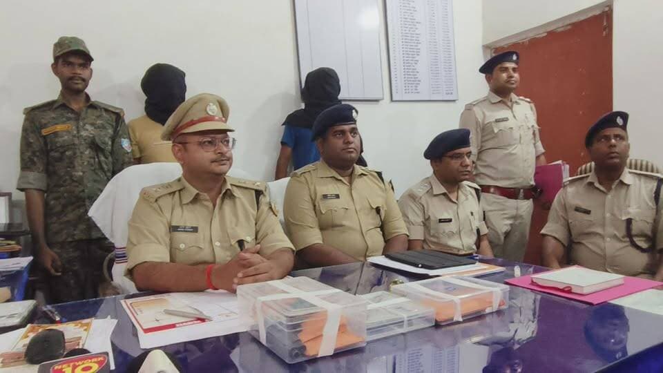 राहुल दुबे गैंग पर हजारीबाग पुलिस का बड़ा एक्शन। पुलिस ने कार्रवाई करते हुए गैंग के दो शातिर अपराधियों को गिरफ्तार किया है। 📺 पूरी खबर देखने के लिए वीडियो अंत तक देखें और अपने विचार कमेंट में जरूर बताएं।
#Hazaribagh #HazaribaghPolice #JharkhandPolice #BreakingNews #RahulDubeyGang #CrimeNews #PoliceAction #GangBusted #ScorpioSeized #PistolRecovered #LiveCartridges #JharkhandNews #HazaribaghNews #LatestNews #HindiNews #CrimeUpdate #NewsUpdate #ViralNews #IndiaNews #PolicePressConference