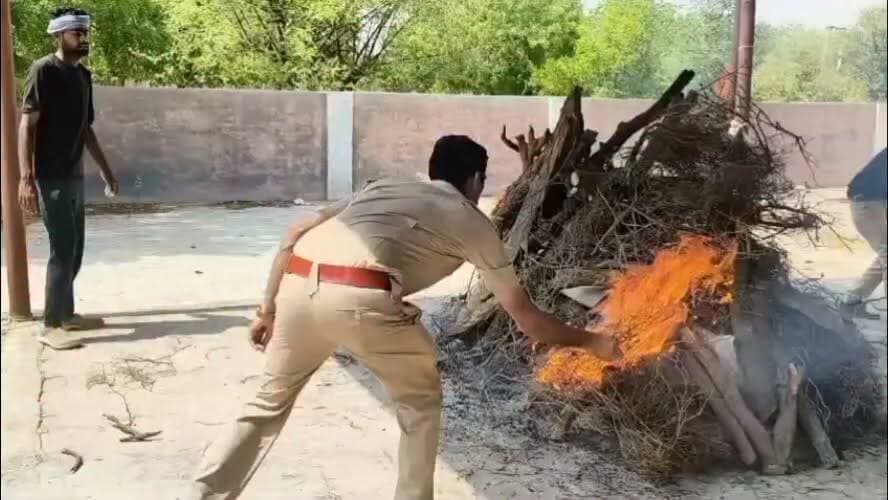 बीकानेर पुलिस ने मानवता का परिचय दिया, अज्ञात शव का पोस्टमार्टम करवाया
#rahulsewagjhajhu #kolayatnews #dpknews #bikanerpolice #LatestNews #पुलिससहयोग