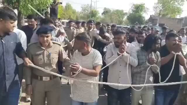 13 साल की मासूम से 32 दरिंदों ने की हैवानियत!
13 साल की एक मासूम बच्ची के साथ हुई घटना बेहद दर्दनाक और शर्मनाक है।
ऐसी घटनाएँ सिर्फ एक परिवार को नहीं, पूरे समाज को झकझोर देती हैं।
हम सबकी जिम्मेदारी है कि पीड़ित के साथ खड़े हों, अफवाहें न फैलाएँ और न्याय की मांग करें।
दोषियों को सख्त से सख्त सजा मिले और बच्चों की सुरक्षा के लिए ठोस कदम उठाए जाएँ।
#JusticeForChild #ChildSafety #StopCrime
#SriGanganagar #Rajasthan