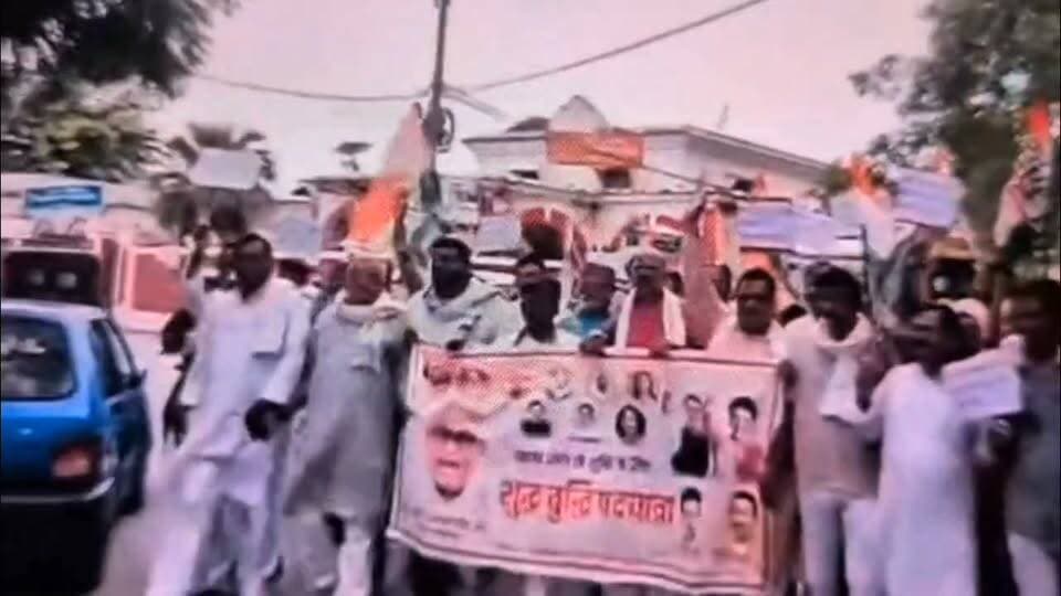 #गाजीपुर।
राम के नाम पर राजनीति करने वाली सरकार बताए—#रामलला के #चढ़ावे का हिसाब कौन देगा? : सुनील राम
#गाजीपुर में कांग्रेस की 'सद्बुद्धि पदयात्रा', राम मंदिर चढ़ावा प्रकरण की उच्च न्यायालय के सिटिंग जज से जांच की मांग