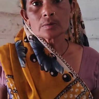 मोहम्मदपुर में मकान में चोरी, करीब 3 से 4 लाख रुपये के जेवर व नकदी पर चोरों ने किया हाथ साफ
गाजीपुर थाना पुलिस और फॉरेंसिक टीम ने मौके पर पहुंचकर शुरू की जांच
थानाध्यक्ष विनोद पटेल ने जल्द खुलासे का दिया भरोसा, पीड़िता की तहरीर पर मुकदमा दर्ज
✒️रिपोर्ट अजय श्रीवास्तव फतेहपुर
फतेहपुर (उत्तर प्रदेश)। गाजीपुर थाना क्षेत्र के मोहम्मदपुर गांव में मंगलवार देर रात एक मकान में सेंध लगाकर चोरों ने करीब 3 से 4 लाख रुपये मूल्य के सोने-चांदी के आभूषण एवं नकदी चोरी कर ली। घटना की सूचना मिलते ही गाजीपुर थाना पुलिस और फॉरेंसिक टीम मौके पर पहुंची तथा घटनास्थल का बारीकी से निरीक्षण किया। पुलिस ने पीड़िता की तहरीर के आधार पर मुकदमा दर्ज कर मामले की जांच शुरू कर दी है।
फतेहपुर। गाजीपुर थाना क्षेत्र के मोहम्मदपुर गांव में मंगलवार देर रात चोरों ने एक मकान को निशाना बनाते हुए सेंधमारी की वारदात को अंजाम दिया। घटना से क्षेत्र में हड़कंप मच गया।
जानकारी के अनुसार, मोहम्मदपुर निवासी दिनेश गुप्ता की पत्नी शोभा गुप्ता ने बताया कि घटना के समय परिवार के सदस्य घर के बाहर और छत पर सो रहे थे। इसी दौरान देर रात चोर मकान के पीछे की दीवार में सेंध लगाकर घर में घुस गए और दो बक्से उठाकर ले गए।
सुबह ग्रामीणों ने गांव से कुछ दूरी पर नाले के पास टूटे हुए बक्से पड़े होने की सूचना दी। मौके पर पहुंचने पर बक्सों में रखे सोने-चांदी के आभूषण और लगभग 30 हजार रुपये नकद गायब मिले। प्रारंभिक जानकारी के अनुसार, चोरी हुए सामान की अनुमानित कीमत करीब 4 लाख रुपये बताई जा रही है।
घटना की सूचना मिलते ही थानाध्यक्ष गाजीपुर विनोद पटेल अपनी पुलिस टीम के साथ मौके पर पहुंचे और घटनास्थल का बारीकी से निरीक्षण किया। फॉरेंसिक टीम ने भी मौके से आवश्यक साक्ष्य एकत्र किए, ताकि आरोपियों तक शीघ्र पहुंचा जा सके।
पुलिस ने पीड़िता की तहरीर के आधार पर संबंधित धाराओं में मुकदमा दर्ज कर लिया है। आसपास लगे सीसीटीवी कैमरों, संदिग्ध गतिविधियों और तकनीकी साक्ष्यों के आधार पर चोरों की तलाश तेज कर दी गई है।
थानाध्यक्ष विनोद पटेल ने बताया कि मामले को गंभीरता से लिया गया है। पुलिस की कई टीमें जांच में जुटी हैं और उपलब्ध साक्ष्यों के आधार पर जल्द ही घटना का खुलासा कर आरोपियों को गिरफ्तार किया जाएगा।
ग्रामीण क्षेत्रों में चोरी की घटनाओं को रोकने के लिए पुलिस लगातार गश्त और निगरानी बढ़ाने का प्रयास कर रही है। इस मामले में भी पुलिस का कहना है कि वैज्ञानिक साक्ष्यों और जांच के आधार पर जल्द ही घटना का खुलासा किया जाएगा। फिलहाल पुलिस सभी पहलुओं की जांच कर रही है।
🟥 ND NEWS | दैनिक निष्पक्ष धारा की अपील
एनडी न्यूज़ सभी नागरिकों से अपील करता है कि घर से बाहर जाते समय सुरक्षा के पर्याप्त इंतजाम करें। यदि कोई संदिग्ध व्यक्ति या गतिविधि दिखाई दे तो तुरंत स्थानीय पुलिस को सूचना दें। पुलिस प्रशासन से अपेक्षा है कि चोरी की घटनाओं का शीघ्र खुलासा कर अपराधियों के विरुद्ध कठोर कानूनी कार्रवाई सुनिश्चित की जाए, ताकि आमजन का कानून व्यवस्था पर विश्वास बना रहे।
जनहित में सुझाव
घरों में मजबूत ताले एवं सुरक्षा व्यवस्था रखें।
कीमती आभूषण और नकदी सुरक्षित स्थान पर रखें।
आसपास संदिग्ध गतिविधि दिखने पर तुरंत पुलिस को सूचना दें।
मोहल्ले में सामूहिक निगरानी व्यवस्था विकसित करें।
सीसीटीवी कैमरे एवं पर्याप्त प्रकाश व्यवस्था सुनिश्चित करें।
👇👇👇
#NDNews #दैनिकनिष्पक्षधारा #Fatehpur #GhazipurThana #Mohammadpur #Theft #CrimeNews #UPPolice #BreakingNews #PoliceInvestigation #VinodPatel
👇👇
@dgpup
@RSSorg
@UPGovt
@wpl1090
@RSSgeet
@Uppolice
@MIB_India
@PMOIndia
@HMOIndia
@abmanglik
@VHPDigital
@igrangealld
@myogioffice
@InfoDeptUP
@dmfatehpur
@sdmsadarftp
@CMOfficeUP
@CMOUP_RC
@UPPRD1948
@ChiefSecyUP
@ChiefSecyUP
@MahantYogiG
@FatehpurSdm
@fatehpurpolice
@BajrangDalOrg
@rashtrapatibhvn
@UPMahilaKalyan
@112UttarPradesh
@myogiadityanath
@CommissionerPrg
@ADGZonPrayagraj
👇👇👇
🟥 ND NEWS | दैनिक निष्पक्ष धारा
मुख्य संपादक / संस्थापक: राजन सिंह हाड़ा
सह-संपादक: शालिनी सिंह भदौरिया
✒️ रिपोर्ट: सहयोगी शिवा गुप्ता के साथ जिला ब्यूरो अजय श्रीवास्तव
📍 कार्यालय-3: U158, हीरा स्वीट्स के पास, विकास मार्ग, लक्ष्मी नगर, पूर्वी दिल्ली, पिन कोड – 110092 (NCR)
📍 कार्यालय-2: विधानसभा रोड, बर्लिंगटन चौराहा, लखनऊ – 226001 (UP)
📍 कार्यालय-1: 1/1 अटल बिहारी चौराहा, नियर बर्मा चौराहा, फतेहपुर – 212601 (UP)
📅 दिनांक: 07 जुलाई 2026
📆 दिन: मंगलवार
📧 Email: ndnewschannel@gmail.com
📞 मोबाइल: 9696119696