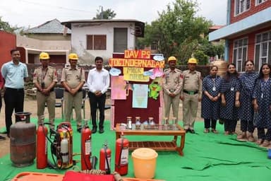 डी०ए०वी० पब्लिक स्कूल जोगिंदर नगर में आपदा प्रबंधन मॉक ड्रिल आयोजित
जोगिंद्रनगर/पंकज पालिया।
डी०ए०वी० पब्लिक स्कूल जोगिंदर नगर में आपदा प्रबंधन से निपटने के उद्देश्य से मॉक ड्रिल का आयोजन किया गया। कार्यक्रम का आयोजन 6/3 अग्निशमन चौकी, जोगिंदर नगर के फायरमैन श्री कृष्ण चंद की अध्यक्षता में किया गया। उनके साथ सहकर्मी श्री जोगिंद्र सिंह, श्री चामद राम तथा श्री दिगम्बर सिंह भी उपस्थित रहे।
इस अवसर पर अग्निशमन दल ने विद्यार्थियों को आग लगने, भूकंप तथा अन्य आपातकालीन परिस्थितियों में सुरक्षित रहने के उपायों की जानकारी दी। बच्चों को बताया गया कि आपदा के समय घबराने के बजाय सावधानी, सतर्कता और अनुशासन के साथ सुरक्षित स्थान पर पहुंचना चाहिए। मॉक ड्रिल के माध्यम से विद्यार्थियों को विद्यालय भवन से सुरक्षित बाहर निकलने का अभ्यास भी करवाया गया।
कार्यक्रम में विद्यालय के प्रधानाचार्य, शिक्षक वर्ग, गैर-शिक्षक वर्ग तथा कक्षा तीसरी से बारहवीं तक के कुल 418 विद्यार्थियों ने उत्साहपूर्वक भाग लिया। विद्यालय प्रशासन ने अग्निशमन दल का आभार व्यक्त करते हुए कहा कि इस प्रकार के कार्यक्रम विद्यार्थियों में आपदा प्रबंधन के प्रति जागरूकता और आत्मविश्वास विकसित करते हैं।