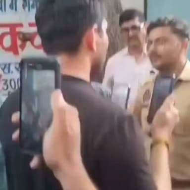 रिश्वत लेते रंगे हाथ पकड़े गए चौकी प्रभारी, एंटी करप्शन टीम की बड़ी कार्रवाई
मारपीट के मुकदमे से नाम हटाने के नाम पर 10 हजार रुपये लेने का आरोप
झांसी के बड़ागांव में दरोगा और सिपाही गिरफ्तार, भ्रष्टाचार के खिलाफ कार्रवाई तेज
✒️ रिपोर्ट समाचार संपादक रविंद्र नाथ द्विवेदी
झांसी (उत्तर प्रदेश) जनपद के बड़ागांव क्षेत्र में एंटी करप्शन टीम ने कथित रिश्वतखोरी के मामले में बड़ी कार्रवाई करते हुए एक चौकी प्रभारी और एक सिपाही को 10 हजार रुपये की रिश्वत लेते हुए रंगे हाथ गिरफ्तार किया। आरोप है कि मारपीट के एक मुकदमे से नाम हटाने के एवज में रिश्वत की मांग की गई थी। मामले में आगे की विधिक कार्रवाई जारी है।
झांसी। उत्तर प्रदेश के झांसी जनपद के बड़ागांव क्षेत्र में भ्रष्टाचार के खिलाफ एंटी करप्शन टीम ने बड़ी कार्रवाई की है। आरोप है कि मारपीट के एक मुकदमे से नाम हटाने के बदले चौकी प्रभारी ने 10 हजार रुपये की रिश्वत मांगी थी।
प्राप्त जानकारी के अनुसार, जैसे ही चौकी प्रभारी ने शिकायतकर्ता से कथित तौर पर 10 हजार रुपये लिए और वह रकम सिपाही शशांक को सौंपी, उसी दौरान पहले से निगरानी कर रही एंटी करप्शन टीम ने मौके पर छापा मार दिया।
टीम ने चौकी प्रभारी और संबंधित सिपाही को कथित रिश्वत की रकम के साथ हिरासत में ले लिया। कार्रवाई के बाद पुलिस महकमे में हड़कंप मच गया। आरोपियों के विरुद्ध भ्रष्टाचार निवारण अधिनियम की संबंधित धाराओं के तहत विधिक कार्रवाई की जा रही है।
अधिकारियों का कहना है कि पूरे मामले की जांच नियमानुसार की जा रही है तथा उपलब्ध साक्ष्यों के आधार पर आगे की कार्रवाई की जाएगी।
भ्रष्टाचार से जुड़े मामलों में एंटी करप्शन एजेंसियों की कार्रवाई प्रशासनिक जवाबदेही सुनिश्चित करने की दिशा में महत्वपूर्ण मानी जाती है। इस मामले में भी जांच और न्यायिक प्रक्रिया पूरी होने के बाद सभी तथ्य स्पष्ट होंगे। यदि आरोप सिद्ध होते हैं, तो संबंधित कानून के तहत कार्रवाई की जाएगी।
🟥 ND NEWS | दैनिक निष्पक्ष धारा की अपील
एनडी न्यूज़ सभी नागरिकों से अपील करता है कि यदि कोई सरकारी अधिकारी या कर्मचारी किसी कार्य के बदले रिश्वत की मांग करता है, तो उसकी सूचना संबंधित एंटी करप्शन एजेंसी या सक्षम प्राधिकारी को दें। भ्रष्टाचार के विरुद्ध आवाज उठाना प्रत्येक नागरिक का दायित्व है। प्रशासन से अपेक्षा है कि ऐसे मामलों में निष्पक्ष और त्वरित कार्रवाई कर जनता का विश्वास बनाए रखा जाए।
जनहित में सुझाव
किसी भी सरकारी कार्य के लिए रिश्वत न दें और न लें।
रिश्वत की मांग होने पर संबंधित एंटी करप्शन विभाग को सूचना दें।
शिकायत करते समय उपलब्ध साक्ष्यों को सुरक्षित रखें।
सरकारी सेवाओं में पारदर्शिता और जवाबदेही को बढ़ावा दें।
भ्रष्टाचार मुक्त समाज के निर्माण में नागरिक सक्रिय भूमिका निभाएं।
👇👇
#NDNews #दैनिकनिष्पक्षधारा #Jhansi #Baragaon #AntiCorruption #UPPolice #Corruption #BreakingNews #Transparency #ZeroTolerance #UttarPradesh
👇👇👇
@dgpup
@RSSorg
@UPGovt
@RSSgeet
@wpl1090
@Uppolice
@MIB_India
@PMOIndia
@HMOIndia
@VHPDigital
@InfoDeptUP
@myogioffice
@homeupgov
@CMOUP_RC
@CMOfficeUP
@ChiefSecyUP
@ChiefSecyUP
@MahantYogiG
@UpPolicemitra
@BajrangDalOrg
@UPPViralCheck
@rashtrapatibhvn
@112UttarPradesh
@UPMahilakalyan
@myogiadityanath
@jhansipolice
👇👇👇
🟥 ND NEWS | दैनिक निष्पक्ष धारा
मुख्य संपादक / संस्थापक: राजन सिंह हाड़ा
सह-संपादक: शालिनी सिंह भदौरिया
✒️ रिपोर्ट: सहयोगी शिवा गुप्ता के साथ जिला ब्यूरो अजय श्रीवास्तव
📍 कार्यालय-3: U158, हीरा स्वीट्स के पास, विकास मार्ग, लक्ष्मी नगर, पूर्वी दिल्ली – 110092 (NCR)
📍 कार्यालय-2: विधानसभा रोड, बर्लिंगटन चौराहा, लखनऊ – 226001 (UP)
📍 कार्यालय-1: 1/1 अटल बिहारी चौराहा, नियर बर्मा चौराहा, फतेहपुर – 212601 (UP)
📅 दिनांक: 07 जुलाई 2026
📆 दिन: मंगलवार
📧 Email: ndnewschannel@gmail.com
📞 मोबाइल: 9696119696