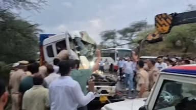फतेहपुर बीहड़ में फिर 5 गाड़ियों टक्कर के बाद ट्रक ड्राइवर को बहुत कोशिश करने के बाद निकल गया😱
कल भी हुआ था इसी जगह के आसपास में सड़क हादसा
#follower #instagood #reelsinstagram