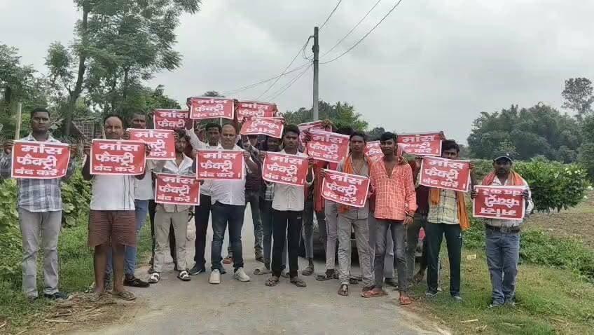#Araria के #डाक_हरिपुर में मुख्यमंत्री सम्राट चौधरी के सहयोग शिविर में सिमराहा हलहलिया स्थित संचालित तीन #मांस_फैक्ट्री का मुद्दा छाया रहा...ग्रामीणों ने हाथों में तख्तियां लेकर मांस फैक्ट्री बंद करने की मांग कर रहे थे...प्रदर्शन कर रहे ग्रामीणों लोकसभा और विधानसभा चुनाव के समय गृह राज्य मंत्री Nityanand Rai और डिप्टी सीएम के रूप में मुख्यमंत्री Samrat Choudhary द्वारा किए गए वायदों को याद दिलाते हुए नारेबाजी कर रहे थे...हालांकि नेताओं के कथनी और करनी में फर्क होता है और खासकर चुनाव के समय किए गए वायदों का तो कोई माई-बाप नहीं होता...हालांकि आज जब ग्रामीण मांस फैक्ट्री को बंद करने को लेकर आवाज बुलन्द कर रहे थे तो स्थानीय विधायक #Manoj_Biswas और सांसद Pradeep Kumar Singh ने भी अपने संबोधन में इस बात को रखा...जिस पर #मुख्यमंत्री_सम्राट_चौधरी ने अपने संबोधन में #जिला_प्रशासन_अररिया को जांच का आदेश दिया...
लेकिन इन सबके बीच कई सवाल निरुत्तर रह गए...अररिया के सिमराहा हलहलिया में मांस फैक्ट्री की नींव बिहार के तत्कालीन डिप्टी सीएम मरहूम #सुशील_मोदी द्वारा ही रखी गई थी...उस समय भी बिहार में भाजपा और जेडीयू की सरकार थी...वित्त और उद्योग विभाग सुशील मोदी के जिम्मे था...जबकि पशुपालन विभाग #गिरीराज_सिंह के पास...उस समय भी जमकर स्थानीय भाजपा इकाई के साथ-साथ ग्रामीणों ने इस मांस फैक्ट्री का विरोध किया था...लेकिन सुशील मोदी इसे सिमराहा के हलहलिया में लगाने को अडिग थे...जबकि #फैक्ट्री_मालिक ने सरकार से #किशनगंज और #अररिया_जोकीहाट में मांस फैक्ट्री के लिए जमीन की मांग की थी...लेकिन सरकार ने #सुखसेना के पास फैक्ट्री स्थापित करने की सहमति दी...आज इस स्थान पर #तीन_मांस_फैक्ट्री कार्यरत हैं,जहां कई बार #चोरी_की_मवेशी की बरामदगी के साथ मानक के विपरीत मवेशी के बच्चे की वध करने का उद्भेदन हो चुका...लेकिन #कार्रवाई के नाम पर #शून्य रही... सैकड़ों बार आंदोलन हुए...विधानसभा में कई बार बंद करने की मांग होती रही,लेकिन मामला सिफर निकला...तो ऐसी हालत में #मांस_फैक्ट्री_बंद_होना आसान नहीं दिखता...जनहित से कितना सरोकार सरकार है,आगे आने वाले दिनों में पता चल ही जाएगा...
Narendra Modi Amit Shah Bharatiya Janata Party (BJP) BJP Bihar Nitin Nabin Nitish Kumar #bihar #BiharNews #slaughtertoprevail #slaughter_house #ArariaNews #arariajila #Araria #अररिया #Forbesganj #फारबिसगंज