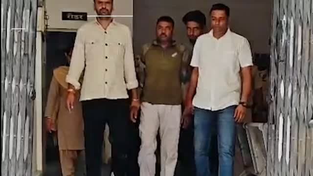 राजधानी जयपुर में रिश्तों को तार-तार करने वाला एक सनसनीखेज मामला सामने आया है. जिसमें बेटी ने अनुकंपा नौकरी और प्रॉपर्टी के लालच में अपने ताऊ और उसके बेटे के साथ मिलकर अपनी ही मां की हत्या की साजिश रची. सुपारी देकर मां को रास्ते से हटवा दिया. सुपारी किलर्स ने कार से टक्कर मारकर महिला की हत्या कर दी ताकि हादसा लगे. लेकिन आखिरकार पूरा राज खुल गया. पुलिस ने बेटी और उसके ताऊ के साथ ही वारदात को अंजाम देने वाले बदमाशों को गिरफ्तार कर लिया है. जयपुर (पूर्व) डीसीपी रंजीता शर्मा ने बताया कि नीरज शर्मा की हत्या की साजिश रचने के आरोप में उसकी बेटी आयुषी और जेठ मोहन स्वरूप को गिरफ्तार किया है. जबकि सुपारी लेकर वारदात को अंजाम देने वाले पांच आरोपियों को भी गिरफ्तार कर लिया गया है. आयुषी के ताऊ का लड़का बलराम फिलहाल फरार है #sanchalnews #sanchalnewslive #jaipur #jaipurnews #rajasthan