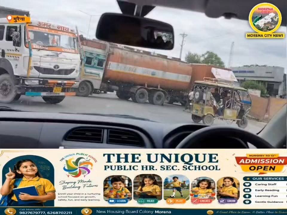 मुरैना हाईवे पर बीच सड़क पर खराब हुआ टैंकर, घंटों लगा लंबा जाम
मुरैना हाईवे पर पीपरी पूरा जाने वाले चौराहे के पास मंगलवार को एक टैंकर अचानक बीच सड़क पर खराब हो गया। टैंकर के बीच सड़क पर बंद हो जाने से हाईवे के एक तरफ वाहनों की लंबी कतार लग गई और लोगों को घंटों तक जाम की समस्या का सामना करना पड़ा।
प्रत्यक्षदर्शियों के अनुसार टैंकर के खराब होने के कारण यातायात प्रभावित हो गया। चारपहिया और दोपहिया वाहन धीरे-धीरे रेंगते हुए निकलते रहे, जबकि भारी वाहनों की लंबी लाइन लग गई। जाम के कारण राहगीरों और यात्रियों को काफी परेशानी हुई।
बाद में टैंकर को सड़क से हटाने के प्रयास किए गए, जिसके बाद धीरे-धीरे यातायात सामान्य हो सका। हालांकि, जाम के दौरान हाईवे पर कई किलोमीटर तक वाहनों की कतार देखने को मिली।
#morena #मुरैना #यातायात #जाम #पुलिस
