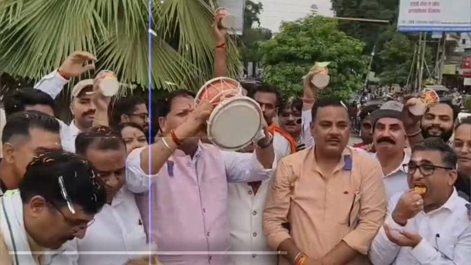 डमरू चौक विवाद पर सांसद अजय भट्ट की सफाई— बोले, भाजपा में कोई मतभेद नहीं, सभी नेता मिलकर कर रहे हैं काम।
#Rudrapur #DamruChowk #AjayBhatt #ShivArora #VikasSharma #BJP #BJPUttarakhand #Uttarakhand #Mission2027 #Politics #UdhamSinghNagar #NewsUpdate #BreakingNews