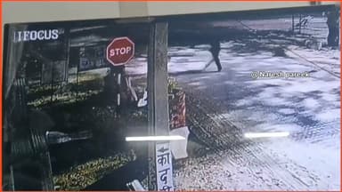 FCI गोदाम के पास पत्रकार पर हमले का वीडियो आया सामने..बेखौफ़ बदमाश ने भांजी ताबड़तोड़ लाठिया..
#letestnewshindi #newschuru #4समाचार #ChuruNews #phqchuru #पत्रकारसंघ #ipschuru