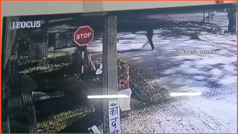 FCI गोदाम के पास पत्रकार पर हमले का वीडियो आया सामने..बेखौफ़ बदमाश ने भांजी ताबड़तोड़ लाठिया..
#letestnewshindi #newschuru #4समाचार #ChuruNews #phqchuru #पत्रकारसंघ #ipschuru