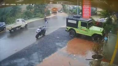 🚨 केरल के वायनाड में बड़ा हादसा: सुरंग निर्माण स्थल पर भूस्खलन, 3 की मौत, 7 लापता
📍 वायनाड, केरल
वायनाड में सुरंग निर्माण स्थल पर हुए भीषण भूस्खलन में 3 लोगों की मौत हो गई, जबकि 7 अन्य के लापता होने की सूचना है।
मौके पर NDRF, केरल फायर एंड रेस्क्यू सर्विस, पुलिस और जिला प्रशासन द्वारा बड़े स्तर पर राहत एवं बचाव अभियान चलाया जा रहा है। मलबा हटाने के लिए भारी मशीनों का इस्तेमाल किया जा रहा है, लेकिन खराब मौसम के कारण रेस्क्यू ऑपरेशन में काफी चुनौतियों का सामना करना पड़ रहा है।
अधिकारियों की टीमें समय के खिलाफ दौड़ लगाते हुए लापता लोगों की तलाश में जुटी हैं।
🙏 ईश्वर से सभी प्रभावित लोगों की सुरक्षा और लापता लोगों के जल्द सुरक्षित मिलने की प्रार्थना।
#Kerala #Wayanad #Landslide #BreakingNews #NDRF #RescueOperation #Disaster #IndiaNews #Emergency #PrayForKerala