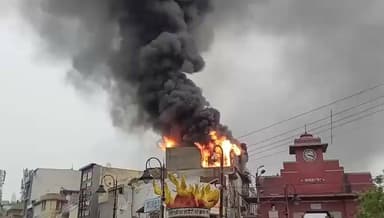 🚨 गाजियाबाद के घंटाघर मार्केट में भीषण आग!
📍 घंटाघर मार्केट, गाजियाबाद
घंटाघर मार्केट स्थित एक जूतों के शोरूम और गोदाम में भीषण आग लगने से इलाके में अफरा-तफरी मच गई। सूचना मिलते ही दमकल विभाग की कई गाड़ियां मौके पर पहुंचीं और आग पर काबू पाने का प्रयास शुरू कर दिया गया।
फिलहाल आग लगने के कारणों का पता नहीं चल सका है। राहत एवं बचाव कार्य जारी है।
#Ghaziabad #Ghantaghar #Fire #BreakingNews #FireBrigade #UttarPradesh #IndiaNews #ViralVideo #Emergency #NewsUpdateNews