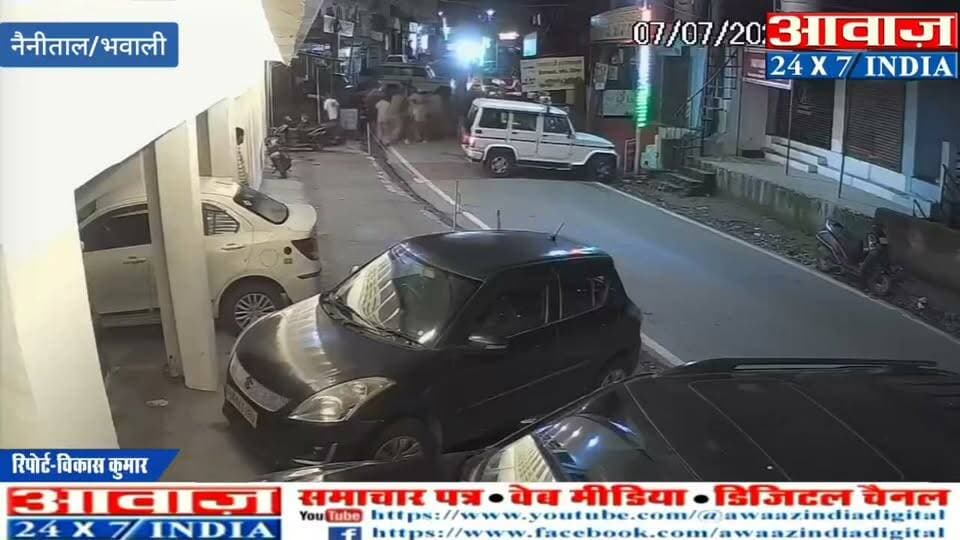 नैनीताल- फिर चर्चाओं में भवाली व्यापार मंडल अध्यक्ष नरेश पांडे को गिर#फ्तार करने पहुंची पुलिस टीम, सीओ के नेतृत्व में नरेश के भवाली स्थित घर पहुंची पुलिस टीम, नरेश के खिलाफ कुछ महि#लाओं और युव#तियों ने पुलिस को दिए है शारी#रिक शो#षण करने की शिका#यत, गिर#फ्तारी के दौरान हुआ हंगामा, अपने को घर के शटर में बंद कर नरेश ने किया फेसबुक लाइव, पूर्व में भी युवती के साथ शो#षण के मामले में नरेश को पुलिस ने किया था गिरफ्तार।