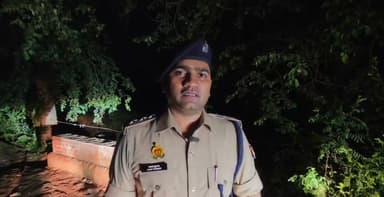 *मीरगंज: पानी से भरे गड्ढे में डूबने से 4 वर्षीय बालक की मौत*
*CO अजय कुमार ने दी जानकारी, जांच जारी*
*बरेली।* थाना मीरगंज क्षेत्र के ग्राम जौनेर में सोमवार को पानी से भरे गड्ढे में डूबने से 4 वर्षीय बालक की मौत हो गई।
सूचना मिलते ही पुलिस मौके पर पहुंची और शव को कब्जे में लेकर पोस्टमार्टम के लिए भेजा।
इस संबंध में क्षेत्राधिकारी मीरगंज श्री अजय कुमार ने बताया कि घटना की सूचना पर पुलिस टीम तत्काल ग्राम जौनेर पहुंची। प्रारंभिक जांच में बालक के खेलते समय गड्ढे में गिरने की बात सामने आई है। मामले में आवश्यक विधिक कार्रवाई की जा रही है।
#बरेलीपुलिस #यूपीपुलिस #वायरल न्यूज़