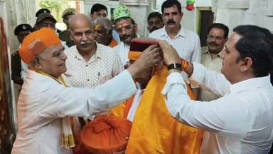 कर्नाटक के राज्यपाल गहलोत ने किए श्रीनाथजी के दर्शन
#nathdwaranews #shreenathji
कर्नाटक के राज्यपाल थावरचंद गहलोत ने मंगलवार शाम नाथद्वारा पहुंच कर श्रीनाथजी के दर्शन किए और देश-प्रदेश की खुशहाली की कामना की। गहलोत अपने परिवार व कर्नाटक से राज्यसभा सांसद लहरसिंह सिरोया के साथ नाथद्वारा पहुंचे और श्रीनाथजी की संध्या आरती झांकी के दर्शन किए। दर्शन के बाद मंदिर परंपरा अनुसार महाप्रभुजी की बैठक में अधिकारी सुधाकर उपाध्याय ने राज्यपाल व उनके परिवार के साथ सांसद सिरोया का उपरना, रजाई व श्रीजी का प्रसाद भेंट कर स्वागत किया। इससे पहले नाथद्वारा पहुंचने पर मोती महल चौक में मंदिर मंडल सीईओ जितेंद्र कुमार पंड्या, उपखंड अधिकारी भगीरथ सिंह, डीएसपी अंकुर कुमार ने अगवानी की।