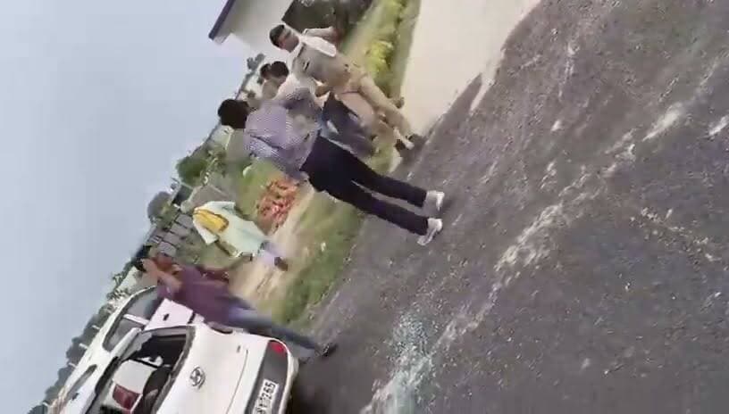 चौकी में समझौता वार्ता बनी रणभूमि, दो पक्षों में जमकर मारपीट
ग्राम प्रधान पर ईंट-पत्थर चलाने और वाहन क्षतिग्रस्त करने का आरोप
कानपुर के चौबेपुर थाना क्षेत्र की विकरु चौकी का मामला, वायरल वीडियो से उठे सवाल
✒️रिपोर्ट संपादक साजन सिंह हाडा
कानपुर (उत्तर प्रदेश) चौबेपुर थाना क्षेत्र की विकरु चौकी में पति-पत्नी के पारिवारिक विवाद के समाधान के लिए पहुंचे दोनों पक्षों के बीच कथित तौर पर हिंसक झड़प हो गई। सोशल मीडिया पर वायरल वीडियो में चौकी परिसर के बाहर हंगामा और मारपीट दिखाई देने का दावा किया जा रहा है। आरोप है कि समझौता कराने पहुंचे ग्राम प्रधान पर ईंट-पत्थर फेंके गए और एक वाहन को भी क्षतिग्रस्त कर दिया गया। हालांकि, वायरल वीडियो और आरोपों की स्वतंत्र पुष्टि नहीं हुई है।
कानपुर। चौबेपुर थाना क्षेत्र की विकरु पुलिस चौकी में पति-पत्नी के बीच चल रहे पारिवारिक विवाद को सुलझाने के प्रयास के दौरान कथित रूप से दोनों पक्षों के बीच विवाद हिंसक रूप ले बैठा।
प्रारंभिक जानकारी के अनुसार, दोनों पक्ष समझौते के उद्देश्य से चौकी पहुंचे थे। इसी दौरान किसी बात को लेकर कहासुनी शुरू हुई, जो देखते ही देखते मारपीट में बदल गई। सोशल मीडिया पर वायरल वीडियो में दोनों पक्षों के लोगों के बीच धक्का-मुक्की और हंगामा होता दिखाई देने का दावा किया जा रहा है।
वायरल दावों के अनुसार, समझौता कराने पहुंचे ग्राम प्रधान पर भी ईंट-पत्थर फेंके गए तथा उनकी गाड़ी को नुकसान पहुंचाया गया। वहीं कुछ सोशल मीडिया पोस्ट में यह भी आरोप लगाया गया है कि मौके पर मौजूद पुलिसकर्मी तत्काल हस्तक्षेप नहीं कर सके। इन आरोपों की आधिकारिक पुष्टि फिलहाल नहीं हुई है।
मामले में पुलिस की ओर से विस्तृत आधिकारिक बयान की प्रतीक्षा है। जांच के बाद ही घटना की वास्तविक परिस्थितियां और जिम्मेदारी स्पष्ट हो सकेगी।
पारिवारिक विवादों का समाधान बातचीत और कानूनी प्रक्रिया के माध्यम से होना चाहिए। सार्वजनिक स्थानों या पुलिस चौकी परिसर में हिंसा और तोड़फोड़ कानून व्यवस्था के लिए गंभीर विषय है। मामले में जांच के बाद यदि किसी पक्ष की भूमिका सामने आती है तो नियमानुसार कार्रवाई की जाएगी।
🟥 ND NEWS | दैनिक निष्पक्ष धारा की अपील
एनडी न्यूज़ सभी नागरिकों से अपील करता है कि किसी भी पारिवारिक या सामाजिक विवाद का समाधान शांतिपूर्ण ढंग से करें। पुलिस चौकी या सरकारी कार्यालयों में कानून अपने हाथ में लेने से बचें। प्रशासन से अपेक्षा है कि मामले की निष्पक्ष जांच कर दोषियों के विरुद्ध कानून के अनुसार कार्रवाई सुनिश्चित करे तथा भविष्य में ऐसी घटनाओं की पुनरावृत्ति रोकने के लिए प्रभावी कदम उठाए।
जनहित में सुझाव
पारिवारिक विवादों का समाधान संवाद और कानूनी प्रक्रिया से करें।
पुलिस या प्रशासनिक कार्यालयों में अनुशासन बनाए रखें।
हिंसा या तोड़फोड़ की स्थिति में तुरंत पुलिस को सूचना दें।
सोशल मीडिया पर वायरल वीडियो साझा करने से पहले आधिकारिक जानकारी की प्रतीक्षा करें।
कानून अपने हाथ में लेने से बचें।
👇👇👇
#NDNews #दैनिकनिष्पक्षधारा #Kanpur #Chaubepur #Bikru #UPPolice #FamilyDispute #BreakingNews #LawAndOrder #PoliceChowki #ViralVideo
👇👇👇
@dgpup
@RSSorg
@UPGovt
@RSSgeet
@wpl1090
@Uppolice
@MIB_India
@PMOIndia
@HMOIndia
@VHPDigital
@InfoDeptUP
@myogioffice
@homeupgov
@CMOUP_RC
@CMOfficeUP
@ChiefSecyUP
@ChiefSecyUP
@MahantYogiG
@UpPolicemitra
@BajrangDalOrg
@UPPViralCheck
@rashtrapatibhvn
@112UttarPradesh
@UPMahilakalyan
@myogiadityanath
@CommissionerKnp
@igrangekanpur
@kanpurnagarpol
@adgzonekanpur
👇👇
🟥 ND NEWS | दैनिक निष्पक्ष धारा
मुख्य संपादक / संस्थापक: राजन सिंह हाड़ा
सह-संपादक: शालिनी सिंह भदौरिया
✒️ रिपोर्ट : सहयोगी शिवा गुप्ता के साथ जिला ब्यूरो अजय श्रीवास्तव
📍 कार्यालय-3: U158, हीरा स्वीट्स के पास, विकास मार्ग, लक्ष्मी नगर, पूर्वी दिल्ली, पिन कोड – 110092 (NCR)
📍 कार्यालय-2: विधानसभा रोड, बर्लिंगटन चौराहा, लखनऊ – 226001 (UP)
📍 कार्यालय-1: 1/1 अटल बिहारी चौराहा, नियर बर्मा चौराहा, फतेहपुर – 212601 (UP)
📅 दिनांक: 08 जुलाई 2026
📆 दिन: बुधवार
📧 Email: ndnewschannel@gmail.com
📞 मोबाइल: 9696119696