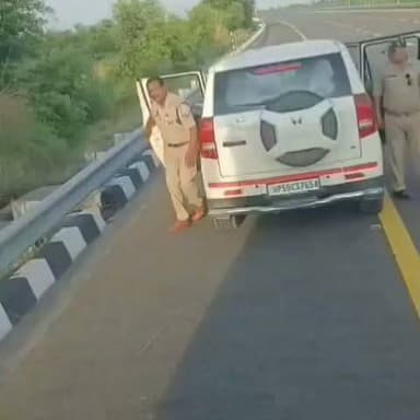 आबकारी अफसर पर चालक को थप्पड़ मारने का आरोप, वीडियो बना चर्चा का विषय
ट्रक की जांच में अवैध सामान न मिलने का दावा, आबकारी विभाग ने दी सफाई
आजमगढ़ में जांच कार्रवाई पर उठे सवाल, विभाग ने कहा- नियमानुसार कार्रवाई जारी
✒️ रिपोर्ट अप हेड नागेंद्र पांडये
आजमगढ़ (उत्तर प्रदेश)। आजमगढ़ में एक ट्रक चालक को कथित रूप से आबकारी अधिकारी द्वारा थप्पड़ मारने का मामला सोशल मीडिया पर चर्चा का विषय बना हुआ है। वायरल दावों के अनुसार, ट्रक को रोककर दस्तावेजों की जांच की गई, जो सही पाए गए और कथित तौर पर कोई अवैध सामान भी बरामद नहीं हुआ। वहीं, जिला आबकारी विभाग का कहना है कि संदिग्ध वाहन को अवैध शराब तस्करी की आशंका के आधार पर रोककर नियमानुसार पूछताछ एवं विधिक कार्रवाई की जा रही है। मामले की जांच जारी है।
आजमगढ़। उत्तर प्रदेश के आजमगढ़ जनपद में आबकारी विभाग की कार्रवाई को लेकर एक मामला चर्चा में है। सोशल मीडिया पर वायरल वीडियो और दावों में आरोप लगाया गया है कि एक आबकारी अधिकारी ने जांच के दौरान ट्रक चालक को थप्पड़ मार दिया।
वायरल दावों के अनुसार, अधिकारी ने ट्रक को रोककर उसके दस्तावेजों की जांच की, जो सही पाए गए। साथ ही यह भी दावा किया गया कि जांच में किसी प्रकार का अवैध सामान बरामद नहीं हुआ। घटना के बाद वीडियो सोशल मीडिया पर तेजी से वायरल होने लगा, जिस पर लोगों की अलग-अलग प्रतिक्रियाएं सामने आ रही हैं।
हालांकि, जिला आबकारी विभाग, आजमगढ़ ने अपने स्पष्टीकरण में कहा है कि भ्रमण के दौरान एक संदिग्ध वाहन को अवैध शराब तस्करी की आशंका के आधार पर रोका गया था। वाहन चालक से आवश्यक पूछताछ की गई तथा नियमानुसार विधिक कार्रवाई की जा रही है। विभाग के अनुसार प्रकरण में अग्रिम कार्रवाई अभी भी प्रचलित है।
फिलहाल वायरल वीडियो में लगाए गए आरोपों की स्वतंत्र पुष्टि नहीं हुई है। यदि किसी अधिकारी के आचरण को लेकर शिकायत प्राप्त होती है, तो उसकी जांच संबंधित सक्षम प्राधिकारी द्वारा की जाएगी।
कानून लागू करने वाली एजेंसियों द्वारा जांच और तलाशी की कार्रवाई नियमानुसार की जाती है, वहीं ऐसे अभियानों के दौरान नागरिकों के अधिकारों और गरिमा का भी संरक्षण आवश्यक है। इस मामले में वास्तविक परिस्थितियां विभागीय जांच और उपलब्ध साक्ष्यों के परीक्षण के बाद ही स्पष्ट होंगी।
🟥 ND NEWS | दैनिक निष्पक्ष धारा की अपील
एनडी न्यूज़ सभी नागरिकों से अपील करता है कि जांच या चेकिंग के दौरान कानून-व्यवस्था बनाए रखें और अधिकारियों के साथ सहयोग करें। यदि किसी सरकारी अधिकारी के व्यवहार को लेकर शिकायत हो, तो उसका वीडियो या अन्य साक्ष्य संबंधित विभाग को उपलब्ध कराकर वैधानिक शिकायत दर्ज कराएं। प्रशासन से अपेक्षा है कि मामले की निष्पक्ष जांच कर तथ्य सार्वजनिक किए जाएं तथा यदि किसी स्तर पर अनुचित आचरण पाया जाए तो नियमानुसार कार्रवाई सुनिश्चित की जाए।
जनहित में सुझाव
वाहन चलाते समय सभी आवश्यक दस्तावेज साथ रखें।
जांच के दौरान शांत रहें और अधिकारियों का सहयोग करें।
किसी भी शिकायत की स्थिति में संबंधित विभाग के समक्ष लिखित शिकायत दर्ज करें।
कानून अपने हाथ में न लें और विवाद की स्थिति में पुलिस या प्रशासन से संपर्क करें।
सोशल मीडिया पर वायरल वीडियो साझा करने से पहले आधिकारिक पक्ष भी अवश्य देखें।
👇👇👇
#NDNews #दैनिकनिष्पक्षधारा #Azamgarh #ExciseDepartment #UPExcise #UPPolice #TruckChecking #BreakingNews #LawAndOrder #TrafficChecking #UttarPradesh
👇👇👇
@dgpup
@RSSorg
@UPGovt
@RSSgeet
@wpl1090
@Uppolice
@MIB_India
@PMOIndia
@HMOIndia
@VHPDigital
@InfoDeptUP
@myogioffice
@homeupgov
@CMOUP_RC
@CMOfficeUP
@ChiefSecyUP
@ChiefSecyUP
@MahantYogiG
@UpPolicemitra
@BajrangDalOrg
@UPPViralCheck
@rashtrapatibhvn
@112UttarPradesh
@UPMahilakalyan
@myogiadityanath
@AzamgarhPolice
@upexcise
👇👇👇
🟥 ND NEWS | दैनिक निष्पक्ष धारा
मुख्य संपादक / संस्थापक: राजन सिंह हाड़ा
सह-संपादक: शालिनी सिंह भदौरिया
✒️ रिपोर्ट : सहयोगी शिवा गुप्ता के साथ जिला ब्यूरो अजय श्रीवास्तव
📍 कार्यालय-3: U158, हीरा स्वीट्स के पास, विकास मार्ग, लक्ष्मी नगर, पूर्वी दिल्ली, पिन कोड – 110092 (NCR)
📍 कार्यालय-2: विधानसभा रोड, बर्लिंगटन चौराहा, लखनऊ – 226001 (UP)
📍 कार्यालय-1: 1/1 अटल बिहारी चौराहा, नियर बर्मा चौराहा, फतेहपुर – 212601 (UP)
📅 दिनांक: 08 जुलाई 2026
📆 दिन: बुधवार
📧 Email: ndnewschannel@gmail.com
📞 मोबाइल: 9696119696