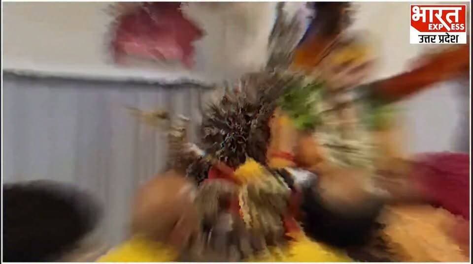 लखीमपुर खीरी में ज्योतिर्मठ के शिष्य श्री शंभू प्रेमानन्द ब्रह्मचारी ने सनातन धर्म के मूल्यों पर अपने विचार रखे, समाज से गौ सेवा के लिए आगे आने की अपील की।
#LakhimpurKheri #Jagadguru #AvimukteshwaranandSaraswati #ShambhuPremanand #SanatanDharma #GauMata #Gauraksha #AyodhyaRamMandir #HarshGupta #BharatExpress