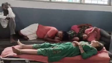 अमरोहा में सनसनीखेज वारदात: परिवार को नशीला पदार्थ खिलाकर प्रेमी संग फरार हुई महिला
अमरोहा। जिले के डिडौली कोतवाली क्षेत्र से एक चौंकाने वाला मामला सामने आया है। आरोप है कि एक महिला ने अपने पूरे परिवार के खाने में नशीला पदार्थ मिलाकर उन्हें बेहोश कर दिया और फिर अपने प्रेमी के साथ फरार हो गई।
बताया जा रहा है कि महिला पहले से ही अपने प्रेमी के साथ भागने की योजना बना रही थी। देर रात मौका मिलने पर उसने परिवार के खाने में कथित रूप से नशीला पदार्थ मिला दिया। खाना खाने के बाद परिवार के सभी सदस्य बेहोश हो गए।
इसके बाद महिला घर में रखा कीमती सामान और अपनी 5 वर्षीय बेटी को साथ लेकर प्रेमी के साथ फरार हो गई।
सुबह जब पड़ोसियों ने घर में कोई हलचल नहीं देखी तो उन्हें शक हुआ। सूचना मिलने पर पुलिस मौके पर पहुंची और बेहोश लोगों को उपचार के लिए अस्पताल भिजवाया। मामले की जांच शुरू कर दी गई है और फरार महिला व उसके प्रेमी की तलाश की जा रही है।
नोट: यह जानकारी प्रारंभिक रिपोर्टों और आरोपों पर आधारित है। पुलिस जांच के बाद ही तथ्यों की आधिकारिक पुष्टि होगी।
#Amroha #UttarPradesh #BreakingNews #CrimeNews #AmrohaNews #PoliceInvestigation #ViralNews #HindiNews #NCRExpressNews #UPPolice #LatestNews #CrimeAlert #TrendingNews #AmrohaCrime #NewsUpdate