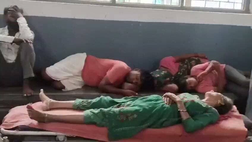 अमरोहा में सनसनीखेज वारदात: परिवार को नशीला पदार्थ खिलाकर प्रेमी संग फरार हुई महिला
अमरोहा। जिले के डिडौली कोतवाली क्षेत्र से एक चौंकाने वाला मामला सामने आया है। आरोप है कि एक महिला ने अपने पूरे परिवार के खाने में नशीला पदार्थ मिलाकर उन्हें बेहोश कर दिया और फिर अपने प्रेमी के साथ फरार हो गई।
बताया जा रहा है कि महिला पहले से ही अपने प्रेमी के साथ भागने की योजना बना रही थी। देर रात मौका मिलने पर उसने परिवार के खाने में कथित रूप से नशीला पदार्थ मिला दिया। खाना खाने के बाद परिवार के सभी सदस्य बेहोश हो गए।
इसके बाद महिला घर में रखा कीमती सामान और अपनी 5 वर्षीय बेटी को साथ लेकर प्रेमी के साथ फरार हो गई।
सुबह जब पड़ोसियों ने घर में कोई हलचल नहीं देखी तो उन्हें शक हुआ। सूचना मिलने पर पुलिस मौके पर पहुंची और बेहोश लोगों को उपचार के लिए अस्पताल भिजवाया। मामले की जांच शुरू कर दी गई है और फरार महिला व उसके प्रेमी की तलाश की जा रही है।
नोट: यह जानकारी प्रारंभिक रिपोर्टों और आरोपों पर आधारित है। पुलिस जांच के बाद ही तथ्यों की आधिकारिक पुष्टि होगी।
#Amroha #UttarPradesh #BreakingNews #CrimeNews #AmrohaNews #PoliceInvestigation #ViralNews #HindiNews #NCRExpressNews #UPPolice #LatestNews #CrimeAlert #TrendingNews #AmrohaCrime #NewsUpdate