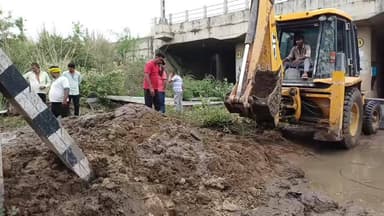 बारुण: बारुण रेलवे अंडरपास में जलजमाव के कारण राहगीरों के लगातार गिरकर घायल होने की घटनाएं सामने आ रही हैं। आम लोगों को हो रही परेशानी को देखते हुए बीडीसी अजय कुमार सिंह एवं उप प्रमुख प्रतिनिधि विजय कुमार सिंह ने पहल करते हुए जेसीबी मशीन से अंडरपास की सफाई का कार्य शुरू कराया। उन्होंने कहा कि लोगों को जल्द राहत दिलाने के लिए हरसंभव प्रयास किए जा रहे हैं।