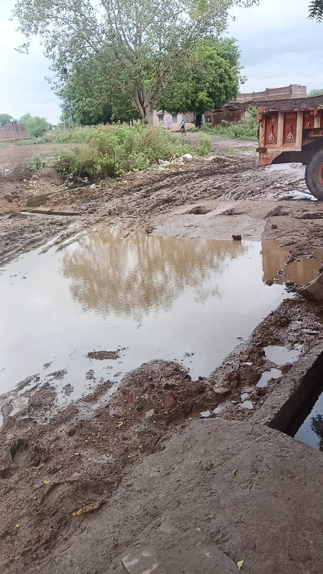 बोदर में सड़क की स्थिति खराब हे सेकेट्री और सरपंच की लापरवाही