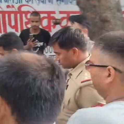 झांसी में एंटी करप्शन टीम ने यूपी पुलिस के एक दरोगा और उसके कारखास सिपाही को 10 हजार रुपए की रिश्वत लेते हुए रंगे हाथ गिरफ्तार कर लिया। दरोगा ने एक किराना कारोबारी और उसके दो बेटों समेत छह लोगों पर मुकदमा दर्ज करने के बाद उनका करियर बर्बाद करने और जेल भेजने का डर दिखाकर पहले 60 हजार रुपए वसूले। इसके बाद और रकम मांगने लगा। मंगलवार को 10 हजार रुपए लेने के लिए कारोबारी को चौकी बुलाया गया, जहां पहले से जाल बिछाए बैठी एंटी करप्शन टीम ने चौकी प्रभारी ओमकार सिंह और सिपाही शशांक त्रिपाठी को रंगे हाथ पकड़ लिया। दोनों बड़ागांव गेट पुलिस चौकी पर तैनात थे। उनके खिलाफ सदर बाजार थाने में भ्रष्टाचार निवारण अधिनियम के तहत मुकदमा दर्ज कराया गया है। #jhansi #subinspector #constable #corruption #redhand #anticorrupcion