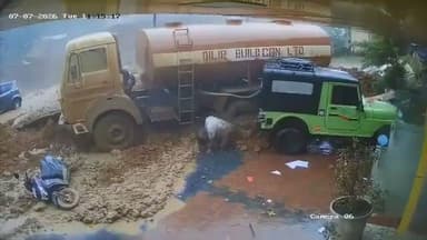 केरल में खतरनाक भूस्खलन, पहाड़ दरकने का डरावना मंजर कैमरे में कैद
लगातार बारिश के बीच भूस्खलन से दहशत, प्रशासन ने लोगों से सतर्क रहने की अपील की
केरल में लगातार हो रही भारी बारिश के बीच एक खतरनाक भूस्खलन की घटना सामने आई है। पहाड़ी क्षेत्र में अचानक बड़ी मात्रा में मिट्टी और चट्टानें नीचे आने से इलाके में अफरा-तफरी का माहौल बन गया। भूस्खलन का यह भयावह दृश्य कैमरे में कैद हो गया, जिसे देखकर लोग सहम गए।प्रशासन हालात पर लगातार नजर बनाए हुए है और प्रभावित क्षेत्रों के लोगों से अनावश्यक यात्रा से बचने तथा प्रशासन द्वारा जारी दिशा-निर्देशों का पालन करने की अपील की गई है। बारिश के मौसम में पहाड़ी इलाकों में विशेष सावधानी बरतने की जरूरत है।#Kerala #Landslide #BreakingNews #HeavyRain #Monsoon #WeatherAlert #NaturalDisaster #IndiaNews #RainAlert #StaySafe #84TV #Himachal84TV #ViralVideo #DisasterUpdate