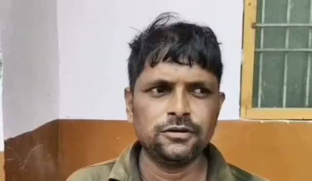 #एटा: अलीगंज कोतवाली क्षेत्र में सोमवार सुबह दर्दनाक सड़क हादसे में देवरानी-जेठानी की मौत हो गई। दोनों महिलाएं शौच से लौट रही थीं, तभी तेज रफ्तार अज्ञात रोडवेज बस ने उन्हें टक्कर मार दी। एक महिला की मौके पर ही मौत हो गई, जबकि दूसरी ने इलाज के दौरान दम तोड़ दिया। सूचना पर पहुंची पुलिस ने दोनों शवों को पोस्टमार्टम के लिए भेज दिया है और मामले की जांच शुरू कर दी है।
#Etah #EtahNews #RoadAccident #BreakingNews #UPNews #RoadwaysBus #SadNews #Accident #AliGanj #UttarPradesh #HindiNews #ViralNews #Justice #RoadSafety #Breaking