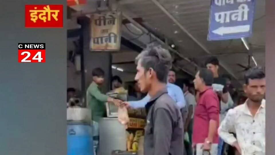 मध्य प्रदेश इंदौर में लोको पायलट ने समोसे के लिए रोकi ट्रेन पहले समोसा फिर ट्रेन
#fbviral #indoor #traintravel #viralreelsfacebook #reelsfbシ