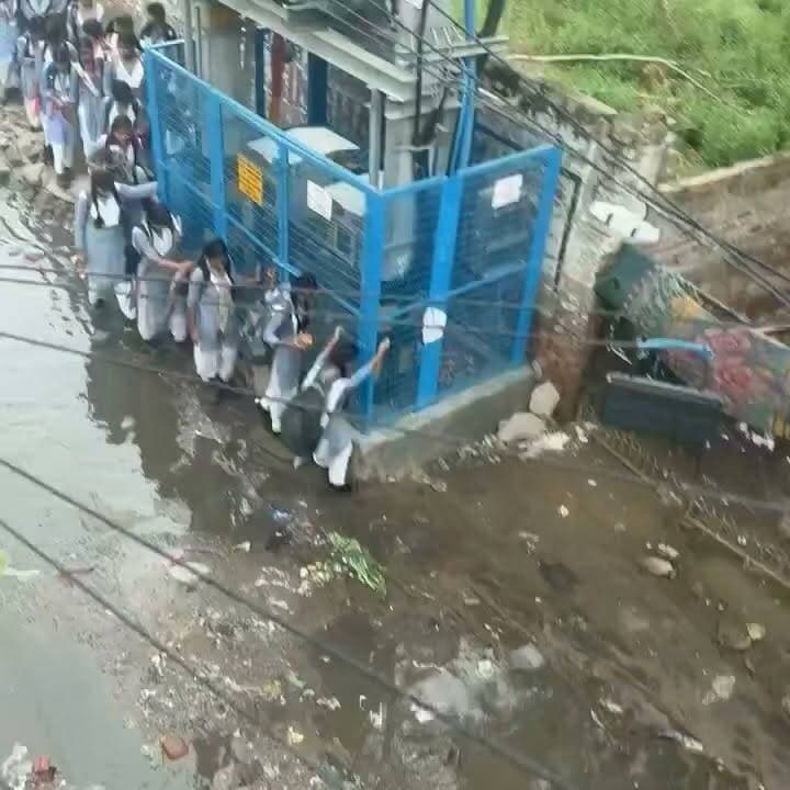 दिल्ली के स्वरूप नगर में जलभराव ने बढ़ाया खतरा, ट्रांसफार्मर के सहारे स्कूल पहुंचने को मजबूर बच्चियां
भारी बारिश के बाद सड़कें बनीं तालाब, हाई वोल्टेज ट्रांसफार्मर के पास से गुजरने का वीडियो वायरल
स्थानीय लोगों ने ड्रेनेज व्यवस्था और अधूरे सड़क निर्माण पर उठाए सवाल, बड़े हादसे की आशंका
✒️ रिपोर्ट स्टेट हेड रोशन लाल श्रीवास्तव एनसीआर
नई दिल्ली। राजधानी दिल्ली के स्वरूप नगर क्षेत्र से भारी जलभराव का एक चिंताजनक वीडियो सोशल मीडिया पर सामने आया है। वायरल वीडियो में कथित तौर पर स्कूली छात्राओं को जलभराव के बीच हाई वोल्टेज बिजली ट्रांसफार्मर के सुरक्षा पिंजरे का सहारा लेकर सड़क पार करते देखा जा रहा है। स्थानीय लोगों का आरोप है कि क्षेत्र में लंबे समय से सड़क निर्माण अधूरा है और जल निकासी व्यवस्था खराब होने के कारण हर बारिश में ऐसी स्थिति बन जाती है। हालांकि, वीडियो में किए जा रहे सभी दावों की स्वतंत्र पुष्टि संबंधित विभागों द्वारा की जानी बाकी है।
नई दिल्ली। दिल्ली के स्वरूप नगर क्षेत्र में हुई भारी बारिश के बाद जलभराव ने स्थानीय लोगों की परेशानियां बढ़ा दी हैं। सोशल मीडिया पर वायरल हो रहे वीडियो में दावा किया जा रहा है कि स्कूल जाने वाली बच्चियों को सड़क पार करने के लिए हाई वोल्टेज बिजली ट्रांसफार्मर के सुरक्षा पिंजरे का सहारा लेना पड़ा।
स्थानीय निवासियों के अनुसार, यह क्षेत्र एमसीडी नॉर्थ जोन के अंतर्गत आता है, जहां कई वर्षों से मुख्य मार्ग अधूरा पड़ा है और ड्रेनेज सिस्टम प्रभावी ढंग से काम नहीं कर रहा है। लोगों का कहना है कि हर बारिश के बाद सड़कें जलमग्न हो जाती हैं, जिससे आमजन और विशेषकर स्कूली बच्चों को गंभीर जोखिम उठाना पड़ता है।
स्थानीय नागरिकों ने आशंका जताई है कि यदि जलभराव के दौरान बिजली का करंट पानी में फैल जाए तो कोई बड़ा हादसा हो सकता है। इसी कारण क्षेत्र में जल निकासी, सड़क निर्माण और विद्युत सुरक्षा व्यवस्था को लेकर लोगों ने प्रशासन से तत्काल हस्तक्षेप की मांग की है।
घटना के बाद सोशल मीडिया पर भी लोगों ने संबंधित विभागों से जल्द कार्रवाई की अपील की है। प्रशासन की ओर से मामले की जांच और आवश्यक कदम उठाए जाने की उम्मीद जताई जा रही है।
शहरी क्षेत्रों में जलभराव केवल असुविधा का विषय नहीं बल्कि सार्वजनिक सुरक्षा से जुड़ा गंभीर मुद्दा भी है। यदि बिजली के उपकरण जलभराव वाले क्षेत्र के निकट हों, तो जोखिम और बढ़ जाता है। ऐसे मामलों में संबंधित विभागों द्वारा त्वरित निरीक्षण, जल निकासी की व्यवस्था और सुरक्षा उपाय सुनिश्चित करना आवश्यक है।
🟥 ND NEWS | दैनिक निष्पक्ष धारा की अपील
एनडी न्यूज़ दिल्ली नगर निगम, बिजली विभाग और जिला प्रशासन से अपील करता है कि स्वरूप नगर क्षेत्र में जलभराव, अधूरी सड़क और ड्रेनेज व्यवस्था की तत्काल समीक्षा कर आवश्यक सुधारात्मक कार्रवाई की जाए। साथ ही हाई वोल्टेज ट्रांसफार्मरों के आसपास पर्याप्त सुरक्षा व्यवस्था सुनिश्चित की जाए ताकि किसी भी प्रकार की जनहानि से बचा जा सके।
जनहित में सुझाव
जलभराव वाले क्षेत्रों में बिजली के ट्रांसफार्मर या खुले विद्युत उपकरणों के पास जाने से बचें।
बच्चों को जलभराव वाले रास्तों से अकेले न गुजरने दें।
जलभराव और विद्युत खतरे की सूचना तुरंत संबंधित विभाग और पुलिस को दें।
नगर निगम नियमित ड्रेनेज सफाई और सड़क मरम्मत सुनिश्चित करे।
नागरिक भी जल निकासी मार्गों में कूड़ा न डालें और स्वच्छता बनाए रखें।
👇👇👇
#NDNews #दैनिकनिष्पक्षधारा #Delhi #SwaroopNagar #Waterlogging #MCD #DelhiPolice #RoadSafety #ChildSafety #Monsoon #PublicSafety #BreakingNews
👇👇
@MCD_Delhi
@DelhiPolice
@CMODelhi
@LtGovDelhi
@DelhiJalBoard
@BSESdelhi
@TataPowerDDL
@CPDelhi
@ndmcindia
👇👇👇
🟥 ND NEWS | दैनिक निष्पक्ष धारा
मुख्य संपादक / संस्थापक: राजन सिंह हाड़ा
सह-संपादक: शालिनी सिंह भदौरिया
✒️ रिपोर्ट: सहयोगी मनीष कुमार के साथ स्टेट हेड रोशन लाल श्रीवास्तव एनसीआर
📍 कार्यालय-3: U158, हीरा स्वीट्स के पास, विकास मार्ग, लक्ष्मी नगर, पूर्वी दिल्ली, पिन कोड – 110092 (NCR)
📍 कार्यालय-2: विधानसभा रोड, बर्लिंगटन चौराहा, लखनऊ – 226001 (UP)
📍 कार्यालय-1: 1/1 अटल बिहारी चौराहा, नियर बर्मा चौराहा, फतेहपुर – 212601 (UP)
📅 दिनांक: 08 जुलाई 2026
📆 दिन: बुधवार
📧 Email: ndnewschannel@gmail.com
📞 मोबाइल: 9696119696