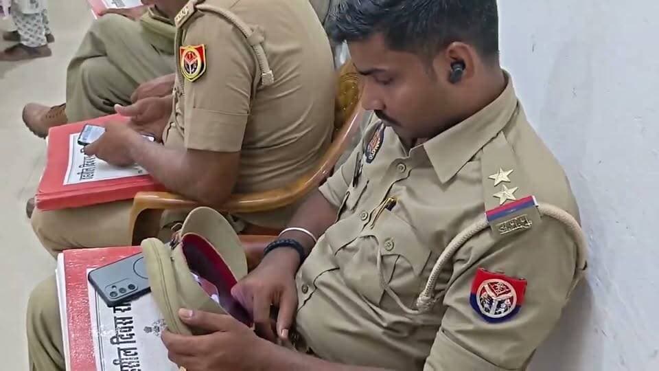 समाधान दिवस में दारोगा पर ड्यूटी के दौरान मोबाइल पर फिल्म देखने का आरोप
टोपी के अंदर मोबाइल छिपाकर वीडियो देखने का दावा, सोशल मीडिया पर वीडियो वायरल
आजमगढ़ सदर तहसील के समाधान दिवस का मामला, प्रशासनिक अनुशासन पर उठे सवाल
✒️ रिपोर्ट यूपी हेड नागेंद्र पांडये
आजमगढ़ (उत्तर प्रदेश) जिले की सदर तहसील में आयोजित समाधान दिवस से जुड़ा एक वीडियो सोशल मीडिया पर तेजी से वायरल हो रहा है। वायरल वीडियो में दावा किया जा रहा है कि एक पुलिस उपनिरीक्षक (दारोगा) समाधान दिवस के दौरान टोपी के अंदर मोबाइल छिपाकर वीडियो या फिल्म देख रहे थे। हालांकि, वायरल वीडियो और दावों की स्वतंत्र पुष्टि नहीं हुई है। यदि मामला सही पाया जाता है, तो यह ड्यूटी के दौरान अनुशासन और कार्य संस्कृति से जुड़ा गंभीर विषय हो सकता है।
आजमगढ़। सदर तहसील में आयोजित समाधान दिवस से जुड़ा एक वीडियो सोशल मीडिया पर चर्चा का विषय बना हुआ है। वायरल वीडियो के साथ दावा किया जा रहा है कि एक दारोगा ड्यूटी के दौरान अपनी टोपी के भीतर मोबाइल फोन छिपाकर फिल्म या वीडियो देख रहे थे, जबकि फरियादी अपनी शिकायतों के समाधान की उम्मीद लेकर अधिकारियों के सामने उपस्थित थे।
सोशल मीडिया पर इस वीडियो को लेकर लोगों ने प्रशासनिक कार्यशैली और सरकारी कार्यक्रमों में अधिकारियों की जिम्मेदारी पर सवाल उठाए हैं। कई लोगों का कहना है कि समाधान दिवस का उद्देश्य आमजन की समस्याओं का त्वरित निस्तारण करना है और ऐसे कार्यक्रमों में अधिकारियों की पूर्ण उपस्थिति और सक्रियता आवश्यक है।
उल्लेखनीय है कि उत्तर प्रदेश सरकार समय-समय पर सरकारी कर्मचारियों और अधिकारियों को ड्यूटी के दौरान अनावश्यक मोबाइल उपयोग से बचने तथा जनता की शिकायतों के प्रति संवेदनशील रहने के निर्देश जारी करती रही है।
हालांकि, एनडी न्यूज़ स्पष्ट करता है कि वायरल वीडियो में किए जा रहे दावों की स्वतंत्र पुष्टि नहीं हुई है। संबंधित अधिकारी या विभाग की जांच के बाद ही यह स्पष्ट होगा कि वीडियो की वास्तविक परिस्थितियां क्या थीं और यदि किसी प्रकार की लापरवाही हुई है तो उसके लिए कौन जिम्मेदार है।
समाधान दिवस जैसे जनसुनवाई कार्यक्रम आम नागरिकों और प्रशासन के बीच विश्वास का महत्वपूर्ण माध्यम होते हैं। ऐसे में यदि किसी अधिकारी के आचरण को लेकर शिकायत सामने आती है, तो उसकी निष्पक्ष जांच आवश्यक है। जांच के बाद यदि आरोप सही पाए जाते हैं, तो नियमानुसार विभागीय कार्रवाई की जानी चाहिए।
🟥 ND NEWS | दैनिक निष्पक्ष धारा की अपील
एनडी न्यूज़ सभी सरकारी अधिकारियों एवं कर्मचारियों से अपील करता है कि जनसुनवाई और सार्वजनिक सेवा से जुड़े कार्यक्रमों में पूरी जिम्मेदारी, संवेदनशीलता और अनुशासन के साथ अपनी ड्यूटी निभाएं। जनता की शिकायतों का समयबद्ध और निष्पक्ष समाधान ही सुशासन की पहचान है। प्रशासन से अनुरोध है कि वायरल वीडियो की निष्पक्ष जांच कर तथ्य सार्वजनिक किए जाएं और यदि किसी स्तर पर लापरवाही सिद्ध होती है तो नियमानुसार कार्रवाई सुनिश्चित की जाए।
जनहित में सुझाव
जनसुनवाई कार्यक्रमों में अधिकारियों की सक्रिय उपस्थिति सुनिश्चित की जाए।
ड्यूटी के दौरान अनावश्यक मोबाइल उपयोग से बचा जाए।
फरियादियों की शिकायतों का समयबद्ध एवं पारदर्शी निस्तारण किया जाए।
यदि किसी अधिकारी के आचरण को लेकर शिकायत हो तो संबंधित सक्षम प्राधिकारी को लिखित शिकायत दें।
सोशल मीडिया पर वायरल सामग्री साझा करने से पहले उसकी सत्यता की पुष्टि करें।
👇👇👇
#NDNews #दैनिकनिष्पक्षधारा #Azamgarh #SamadhanDiwas #UPPolice #PublicGrievance #GoodGovernance #BreakingNews #DutyFirst #UttarPradesh #CMYogi
👇👇👇
@dgpup
@RSSorg
@UPGovt
@RSSgeet
@wpl1090
@Uppolice
@MIB_India
@PMOIndia
@HMOIndia
@VHPDigital
@InfoDeptUP
@myogioffice
@homeupgov
@CMOUP_RC
@CMOfficeUP
@ChiefSecyUP
@ChiefSecyUP
@MahantYogiG
@UpPolicemitra
@BajrangDalOrg
@UPPViralCheck
@rashtrapatibhvn
@112UttarPradesh
@UPMahilakalyan
@myogiadityanath
@AzamgarhPolice
👇👇👇
🟥 ND NEWS | दैनिक निष्पक्ष धारा
मुख्य संपादक / संस्थापक: राजन सिंह हाड़ा
सह-संपादक: शालिनी सिंह भदौरिया
✒️ रिपोर्ट: सहयोगी शिवा गुप्ता के साथ जिला ब्यूरो अजय श्रीवास्तव
📍 कार्यालय-3: U158, हीरा स्वीट्स के पास, विकास मार्ग, लक्ष्मी नगर, पूर्वी दिल्ली, पिन कोड – 110092 (NCR)
📍 कार्यालय-2: विधानसभा रोड, बर्लिंगटन चौराहा, लखनऊ (226001) (UP)
📍 कार्यालय-1: 1/1 अटल बिहारी चौराहा, नियर बर्मा चौराहा, फतेहपुर (212601) (UP)
📅 दिनांक: 08 जुलाई 2026
📆 दिन: बुधवार
📧 Email: ndnewschannel@gmail.com
📞 मोबाइल: 9696119696