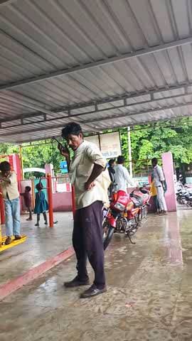रोशनी के लोकसेवा केंद् पे आधार अपडेड के लिए परिजनों की लंबी भीड़।।