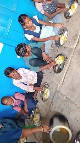 शासकीय पूर्व माध्यमिक विद्यालय चोखरारी कार्रवाई करें हेडमास्टर रसोई वाली मिलकर सब खा लेती हैं