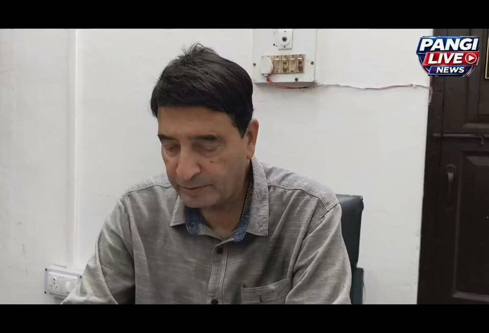 चम्बा में प्रवासियों के बढ़ते दबाव पर कार्रवाई की मांग, राष्ट्रीय राजमार्ग-154A की बदहाल स्थिति पर जताई चिंता
सुरेंद्र ठाकुर (आकाश)
चम्बा, 8 जुलाई।
चम्बा प्रोग्रेसिव काउंसिल की मासिक बैठक बुधवार को लक्ष्मण क्लब, चम्बा में काउंसिल के अध्यक्ष ई. सी. पी. सहगल की अध्यक्षता में आयोजित हुई। बैठक में विभिन्न जनहित के मुद्दों पर विस्तार से चर्चा करते हुए जिला प्रशासन और सरकार से शीघ्र प्रभावी कदम उठाने की मांग की गई।
बैठक में उपस्थित सदस्यों ने जिले में लगातार बढ़ रही प्रवासियों की संख्या पर चिंता व्यक्त करते हुए कहा कि इससे स्थानीय युवाओं के लिए रोजगार के अवसर प्रभावित हो रहे हैं तथा कानून-व्यवस्था और आम जनता की सुरक्षा पर भी प्रतिकूल प्रभाव पड़ सकता है। काउंसिल ने जिला प्रशासन से इस विषय पर गंभीरता से संज्ञान लेकर आवश्यक एवं ठोस कार्रवाई करने की मांग की।
काउंसिल ने पठानकोट–चम्बा–भरमौर राष्ट्रीय राजमार्ग-154A को राष्ट्रीय राजमार्ग प्राधिकरण के अधीन सौंपे जाने पर हिमाचल प्रदेश सरकार और केंद्र सरकार का आभार व्यक्त किया। साथ ही राजमार्ग की वर्तमान दयनीय स्थिति और निर्माण कार्य की धीमी गति पर गहरी चिंता जताते हुए कहा कि विश्व प्रसिद्ध मणिमहेश यात्रा तथा ऐतिहासिक मिंजर मेला-2026 निकट हैं। ऐसे में भूस्खलन संभावित संवेदनशील स्थलों की पहचान कर उनके स्थायी समाधान किए जाएं तथा यात्रियों और श्रद्धालुओं की सुरक्षा के लिए पर्याप्त एवं सुरक्षित व्यवस्थाएं सुनिश्चित की जाएं, ताकि उन्हें पिछले वर्ष जैसी कठिनाइयों और जोखिम का सामना न करना पड़े।
बैठक में पुराने बस अड्डा परिसर में बहुमंजिला पार्किंग परियोजना के भूमि पूजन के लिए सदर विधायक नीरज नैयर का आभार व्यक्त किया गया। साथ ही लघु सचिवालय, इंडोर स्टेडियम तथा बालू–पक्काटाला सड़क निर्माण कार्यों में तेजी लाने की मांग करते हुए कहा गया कि इन परियोजनाओं के समय पर पूरा होने से आम जनता को शीघ्र लाभ मिलेगा।
काउंसिल ने सभी संबंधित विभागों से विकास कार्यों में तेजी लाने तथा जनहित से जुड़े मुद्दों पर प्राथमिकता के आधार पर कार्रवाई सुनिश्चित करने की अपील की।
#ChambaProgressiveCouncil #HimachalPradesh #HimachalNews #Bharmour #NH154A #ManimaheshYatra #MinjarMela2026 #RoadSafety #Infrastructure #PublicInterest #Development #DistrictAdministration #LocalIssues #PangiLiveNews