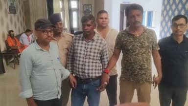 मखदुमपुर अंचल कार्यालय में अमीन 5 हजार रुपये घूस लेते गिरफ्तार
मखदुमपुर (जहानाबाद):
मखदुमपुर अंचल कार्यालय में बुधवार को उस समय हड़कंप मच गया, जब निगरानी विभाग की टीम ने अंचल अमीन को पांच हजार रुपये रिश्वत लेते रंगे हाथ गिरफ्तार कर लिया। गिरफ्तारी के बाद निगरानी विभाग की टीम आरोपी अमीन को अपने साथ पटना ले गई।
जानकारी के अनुसार, मखदुमपुर प्रखंड क्षेत्र के ओवा गांव निवासी विमलेश कुमार की पत्नी पुष्पा देवी के नाम से जमीन है। जमीन की मापी कराने के लिए उन्होंने करीब पांच माह पूर्व अंचल कार्यालय में आवेदन दिया था। आरोप है कि आवेदन के बावजूद जमीन की मापी नहीं की जा रही थी और संबंधित अंचल अमीन लगातार टालमटोल कर रहा था।
निगरानी विभाग के डीएसपी श्री राम चौधरी ने बताया कि अंचल अमीन अनिल कुमार ने जमीन मापी कराने के एवज में विमलेश कुमार से पांच हजार रुपये रिश्वत की मांग की थी। इससे परेशान होकर विमलेश कुमार ने निगरानी विभाग से शिकायत की। शिकायत की जांच के बाद आरोप सही पाए जाने पर निगरानी विभाग ने जाल बिछाया।
बुधवार को जैसे ही विमलेश कुमार ने अंचल कार्यालय स्थित रिकॉर्ड रूम में अमीन अनिल कुमार को पांच हजार रुपये दिए, पहले से मौजूद निगरानी विभाग की टीम ने उसे रंगे हाथ पकड़ लिया। गिरफ्तारी के दौरान टीम ने रिश्वत की राशि भी बरामद कर ली।
कार्रवाई के बाद मखदुमपुर प्रखंड सह अंचल कार्यालय में अफरा-तफरी का माहौल बन गया। कर्मचारियों और आम लोगों के बीच घटना को लेकर चर्चा होती रही। निगरानी विभाग की टीम आरोपी अमीन को आगे की कानूनी कार्रवाई के लिए अपने साथ लेकर चली गई। विभागीय सूत्रों के अनुसार मामले में भ्रष्टाचार निरोधक अधिनियम के तहत प्राथमिकी दर्ज कर आगे की कार्रवाई की जा रही है।