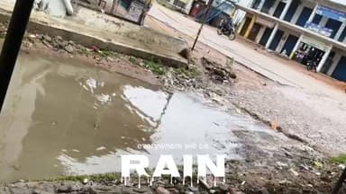 छतरपुर सटई रोड वार्ड नंबर 19 में जलभराव, लोग बना रहे वीडियो
छतरपुर शहर के सटई रोड स्थित वार्ड नंबर 19 में भारी जलभराव की स्थिति बनी हुई है। सड़क पर पानी भर जाने से राहगीरों और स्थानीय लोगों को आवागमन में काफी परेशानी का सामना करना पड़ रहा है। कई लोग इस स्थिति का वीडियो बनाकर सोशल मीडिया पर साझा कर रहे हैं।
स्थानीय नागरिकों ने प्रशासन से जल्द से जल्द पानी निकासी और समस्या के स्थायी समाधान की मांग की है।
बुंदेली भौकाल न्यूज़ की ओर से प्रशासन से अपील है कि मौके पर पहुंचकर समस्या का समाधान किया जाए।
#Chhatarpur #SataiRoad #WardNo19 #Waterlogging #Video #LocalNews #BundeliBhaukaalNews #MadhyaPradesh #ChhatarpurNews
