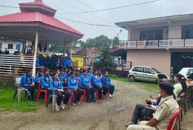 *'बेटी बचाओ, बेटी पढ़ाओ' योजना के तहत छात्राओं का पुलिस चौकी घट्टा में एक्सपोज़र विजिट आयोजित*
*चौंतड़ा, नरेश अवस्थी।*
महिला एवं बाल विकास विभाग की बाल विकास परियोजना चौंतड़ा द्वारा 'बेटी बचाओ, बेटी पढ़ाओ' योजना के अंतर्गत पुलिस चौकी घट्टा, चौंतड़ा में राजकीय वरिष्ठ माध्यमिक पाठशाला चौंतड़ा की लगभग 50 छात्राओं का एक्सपोज़र विजिट आयोजित किया गया।
इस कार्यक्रम का उद्देश्य छात्राओं को पुलिस विभाग की कार्यप्रणाली से परिचित कराना, महिलाओं एवं बालिकाओं की सुरक्षा, उनके कानूनी अधिकारों, साइबर सुरक्षा तथा बाल संरक्षण संबंधी कानूनों के प्रति जागरूक करना और उनमें आत्मविश्वास एवं सुरक्षा की भावना विकसित करना था।
इस अवसर पर पुलिस चौकी घट्टा के अधिकारियों एवं कर्मचारियों ने छात्राओं को पुलिस विभाग के कार्यों, महिला एवं बाल सुरक्षा से जुड़े कानूनों, साइबर अपराधों से बचाव, आपातकालीन हेल्पलाइन सेवाओं तथा पुलिस सहायता प्राप्त करने की प्रक्रिया की विस्तृत जानकारी दी। छात्राओं ने पुलिस चौकी का भ्रमण कर विभिन्न शाखाओं की कार्यप्रणाली का अवलोकन किया तथा अधिकारियों से संवाद के माध्यम से अपनी जिज्ञासाओं का समाधान प्राप्त किया।
बाल विकास परियोजना अधिकारी चौंतड़ा बालम राम ने छात्राओं को योजना की विस्तृत जानकारी दी।
कार्यक्रम में उप-निरीक्षक अतुल रैना, राजकीय वरिष्ठ माध्यमिक पाठशाला चौंतड़ा के अध्यापक, पुलिस चौकी घट्टा का समस्त स्टाफ तथा आईसीडीएस वृत्त चौंतड़ा की पर्यवेक्षक सुधा देवी सहित अन्य अधिकारी एवं कर्मचारी उपस्थित रहे।
-0-